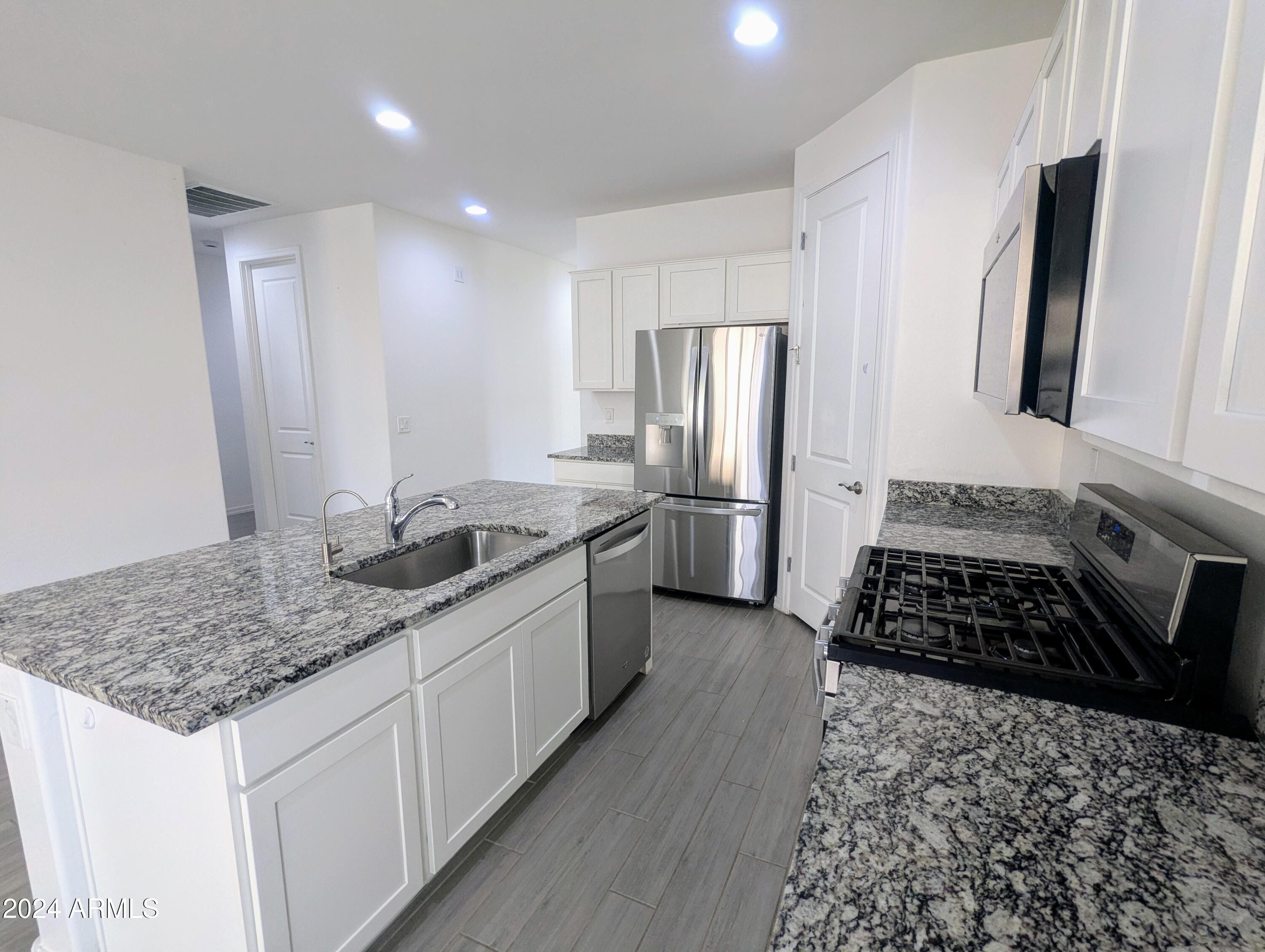 DESTINATION AT GATEWAY EAST PHASE 1 - Residential Lease