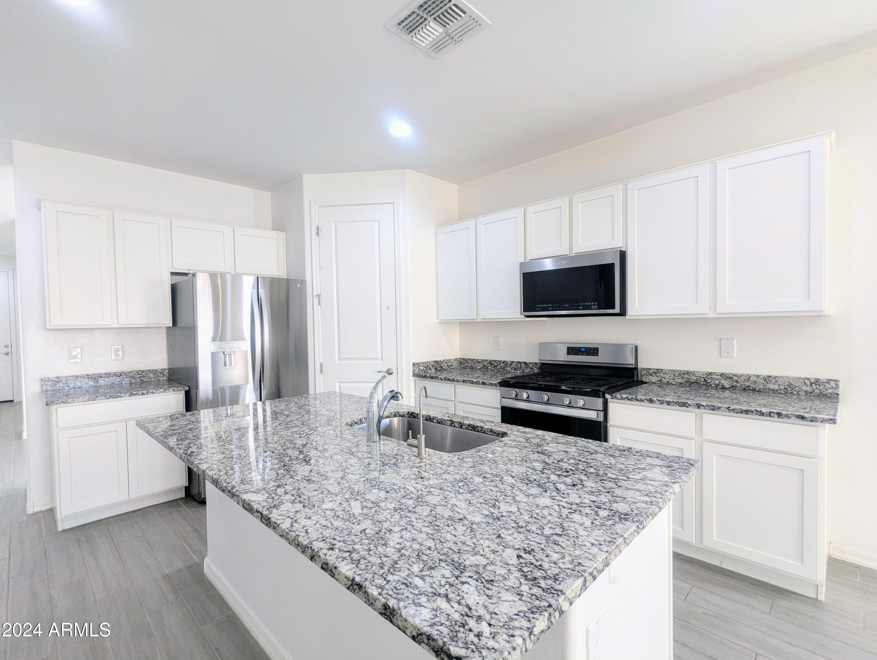 DESTINATION AT GATEWAY EAST PHASE 1 - Residential Lease