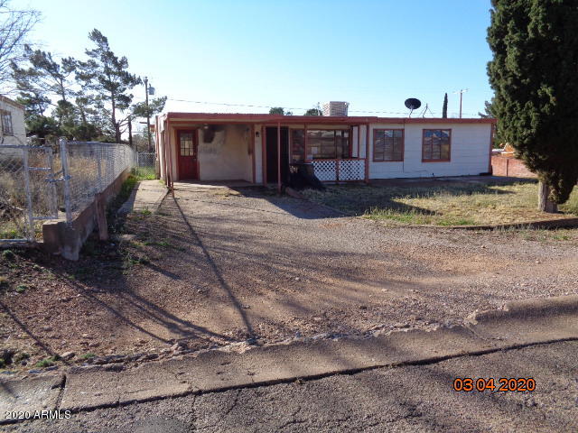 Here is a great opportunity for a rare 3 bedroom 2 bath home in San Jose area. There is a large laundry room and mud room as well as a carport and a big yard. Close to shopping and public transportation.