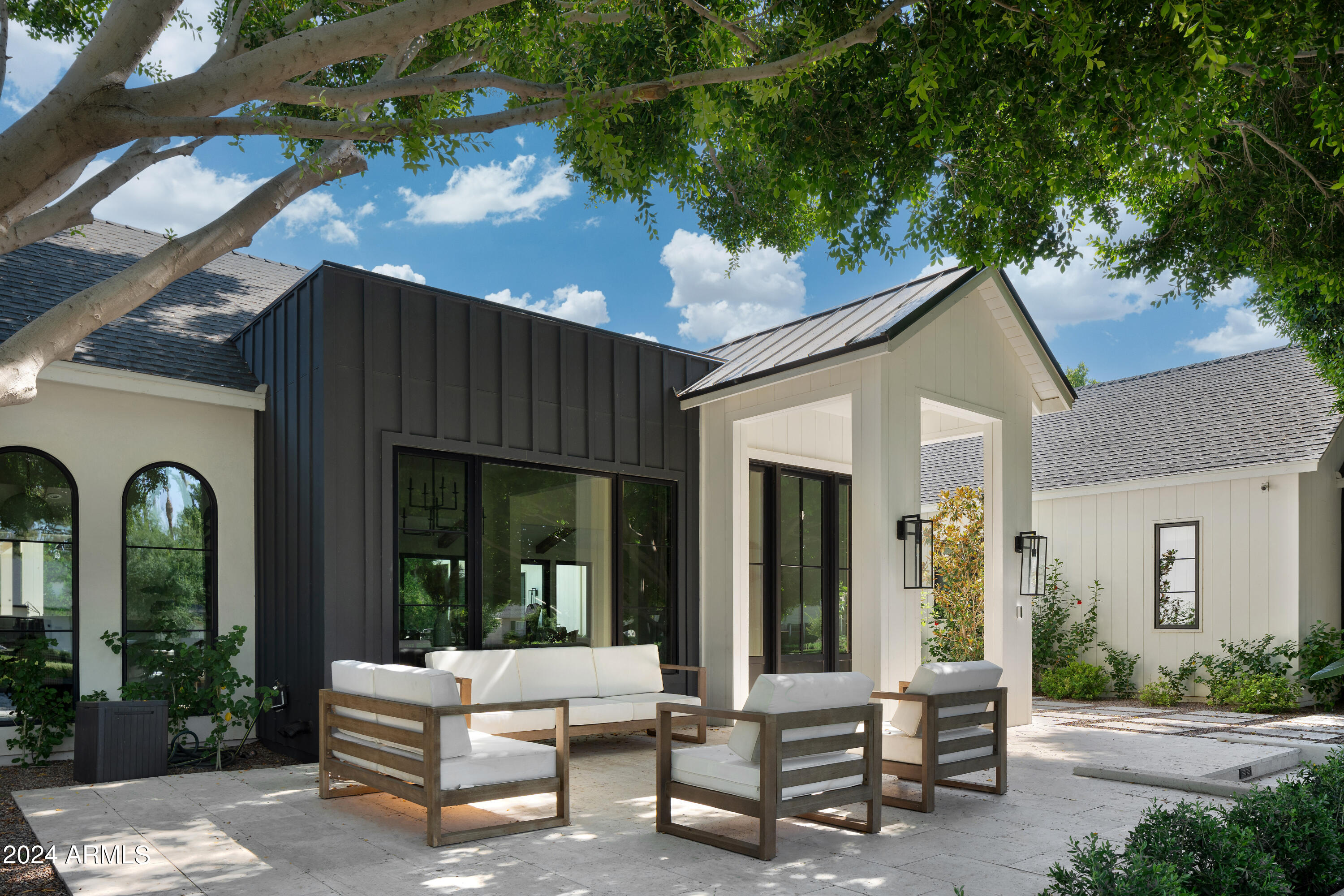 CASA DE CAMELBACK - Residential