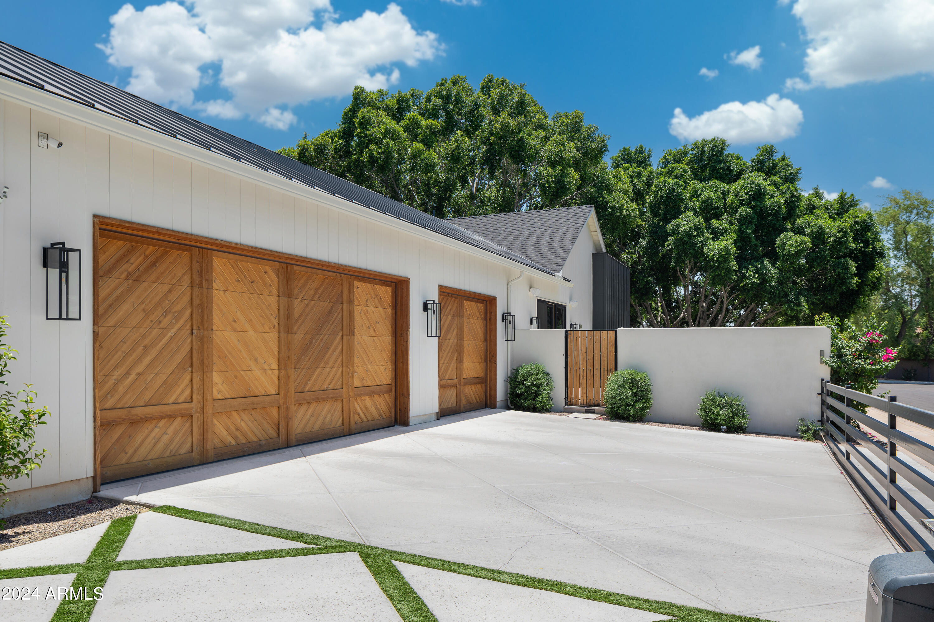 CASA DE CAMELBACK - Residential