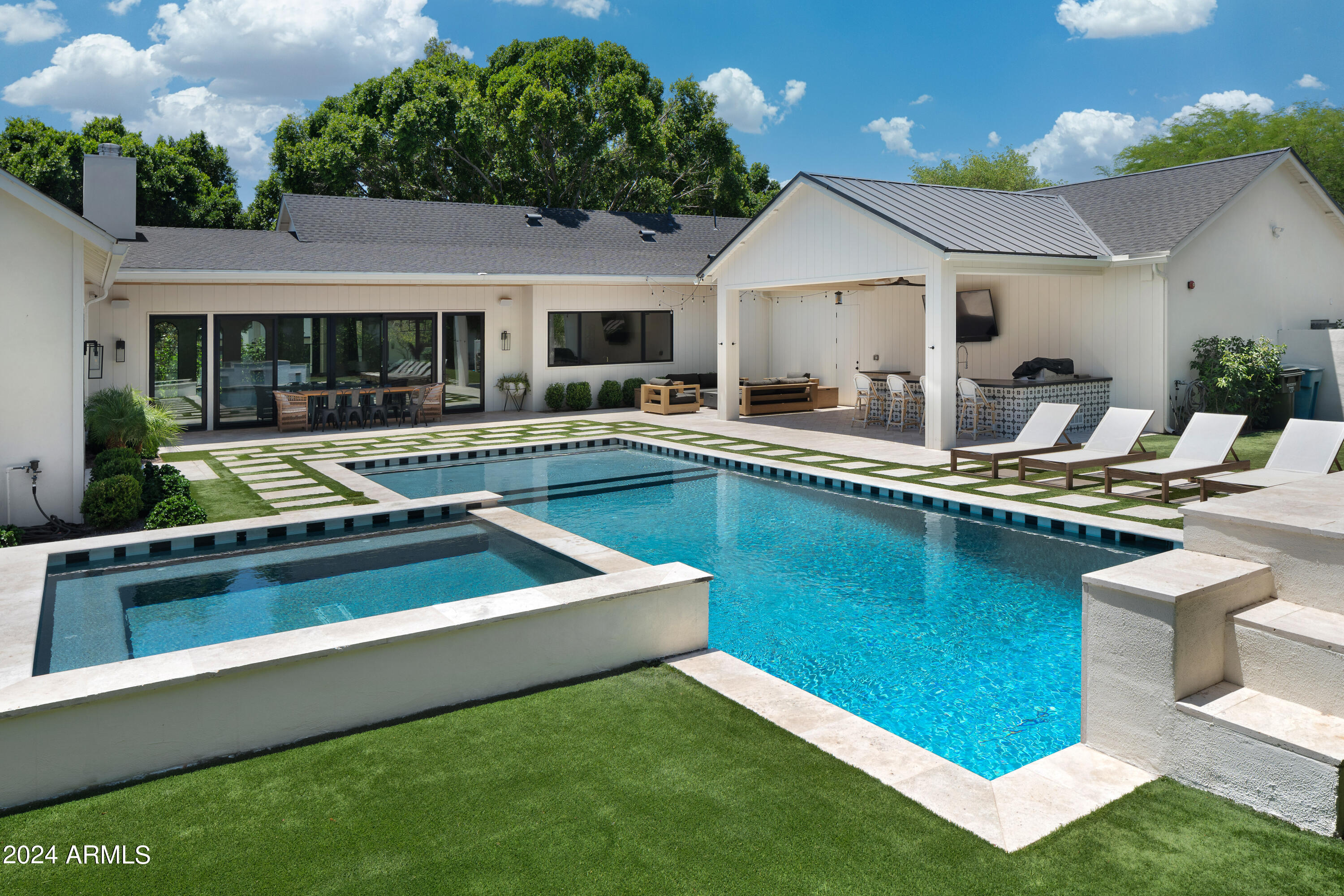 CASA DE CAMELBACK - Residential