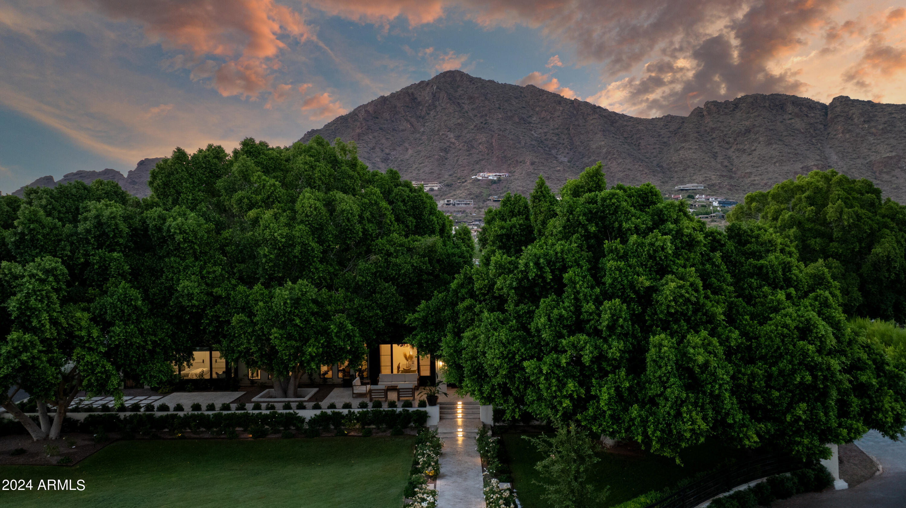 CASA DE CAMELBACK - Residential