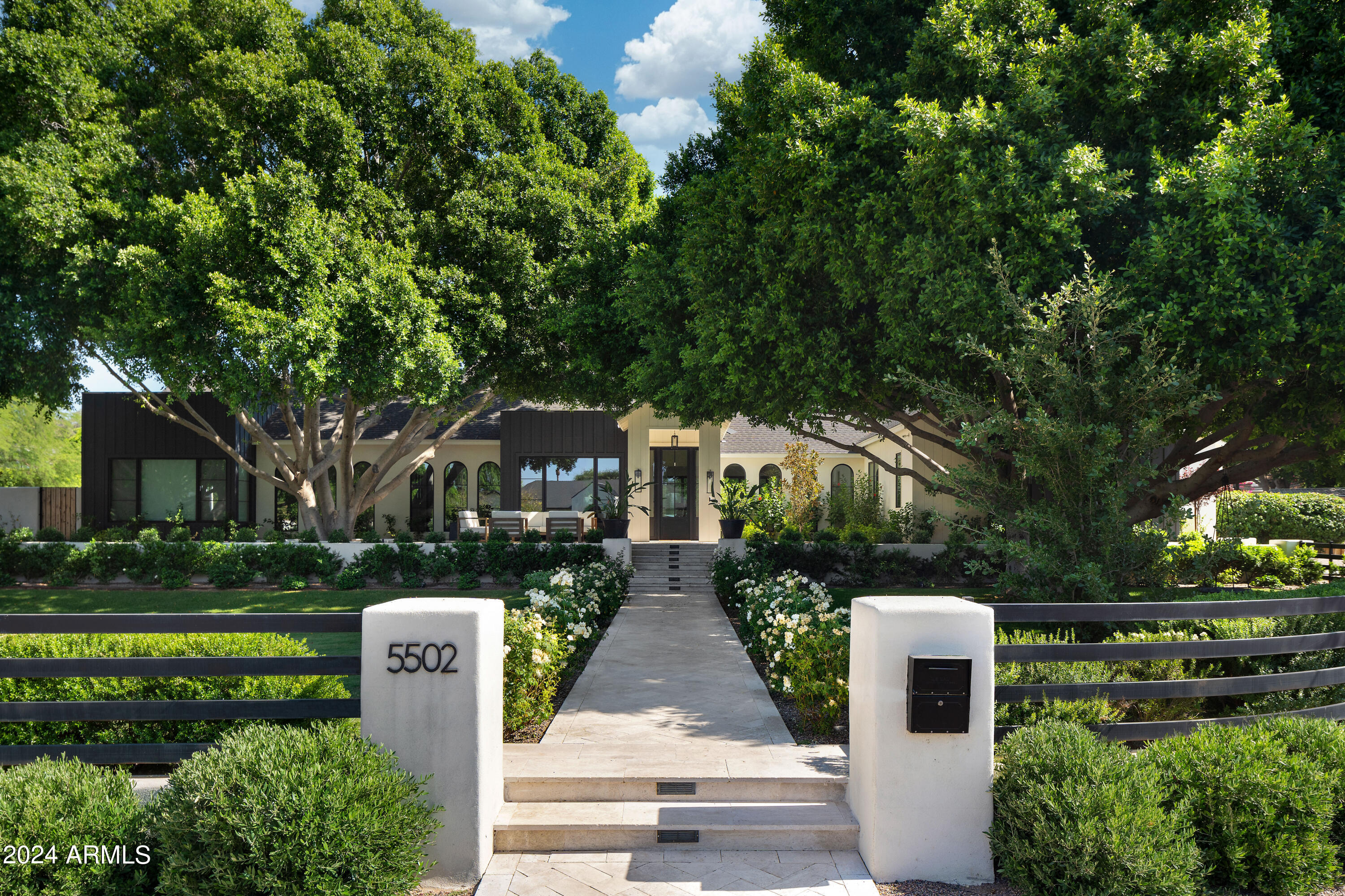 CASA DE CAMELBACK - Residential