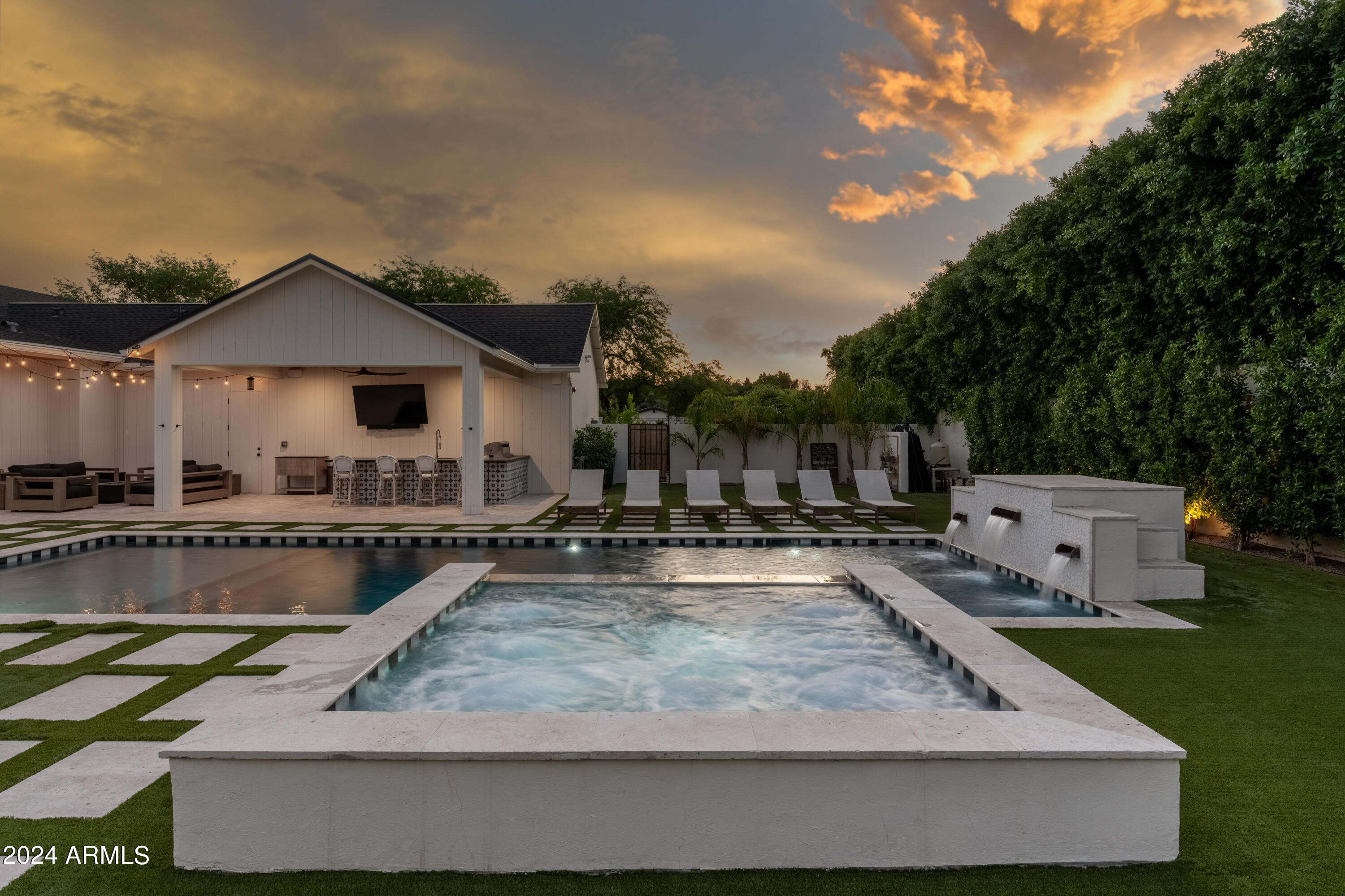 CASA DE CAMELBACK - Residential