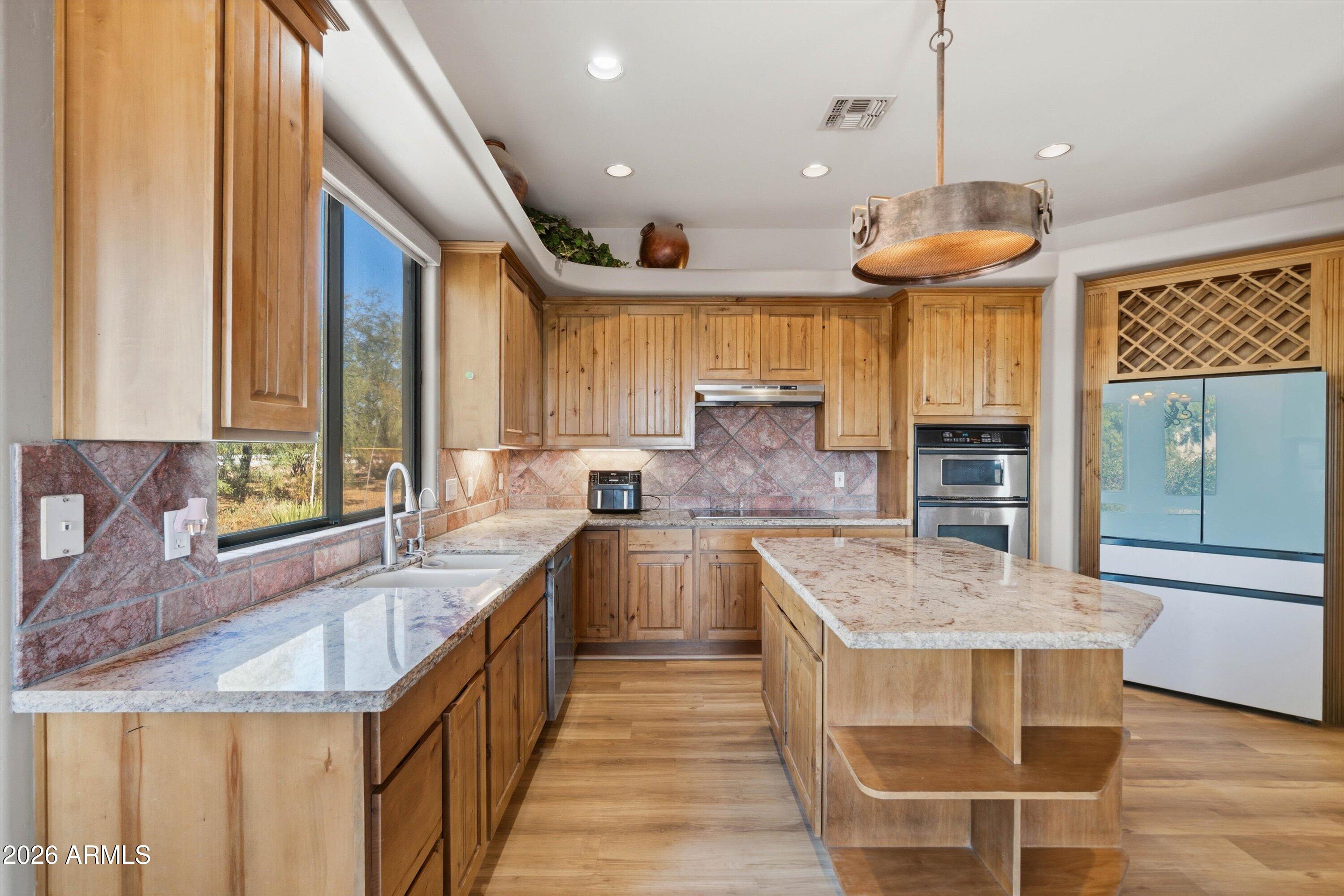 PRIVATE 2.50 ACRE HORSE PROPERTY
NE4 SW4 SW4 SW4 2.50 AC - Residential