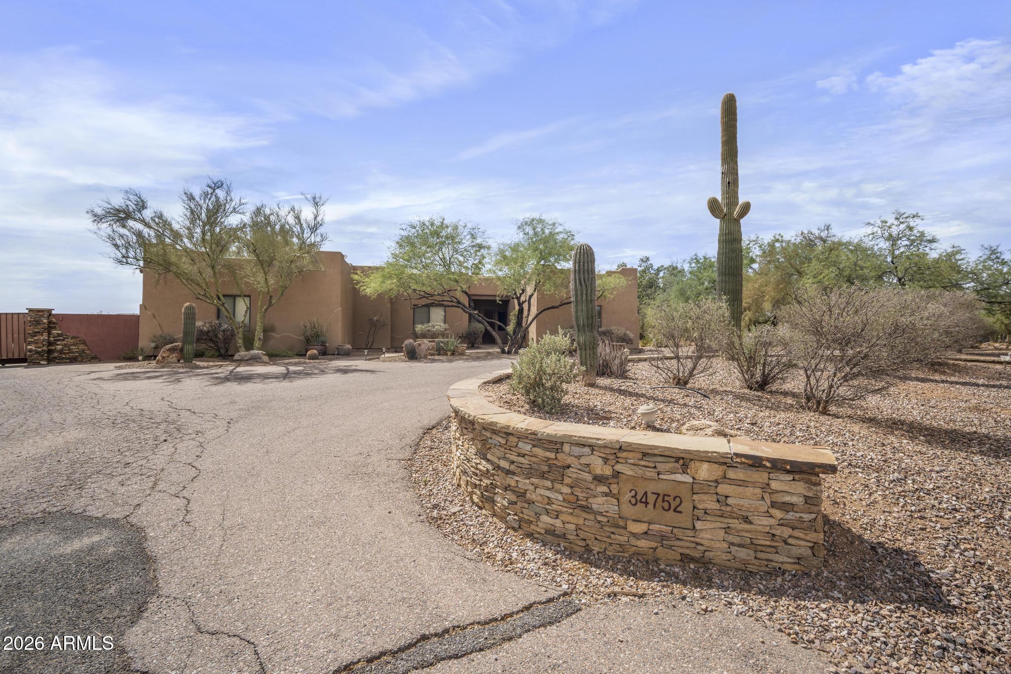 PRIVATE 2.50 ACRE HORSE PROPERTY
NE4 SW4 SW4 SW4 2.50 AC - Residential