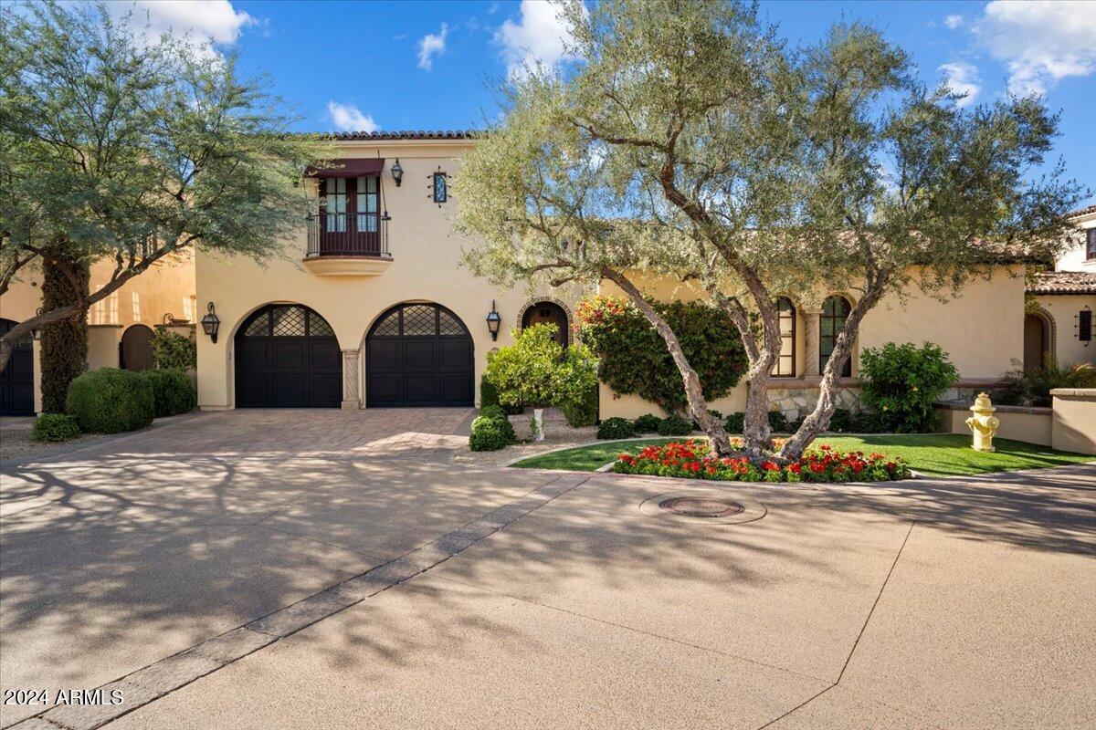 Live on the resort grounds of the 24 hour guard gated community at Omni Montelucia Resort. Experience stately real estate in the heart of Paradise Valley.