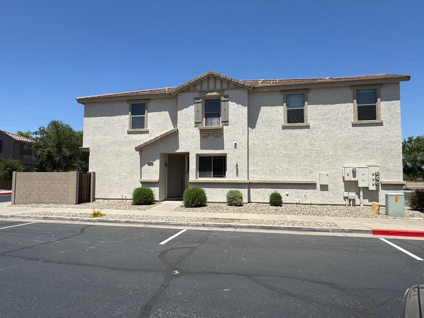 Spacious 3B/2.5B condo, with kitchen for cooking and entertaining. Many upgrades. Hunter Ridge is a gated Community with amazing views of South Mountain, next to The Raven Golf Course. Two-Story, 2 car garage. Resort like community with pool, spa and childrens play area. Perfect location for, shopping, dining, hiking and close to highways for easy travelling.