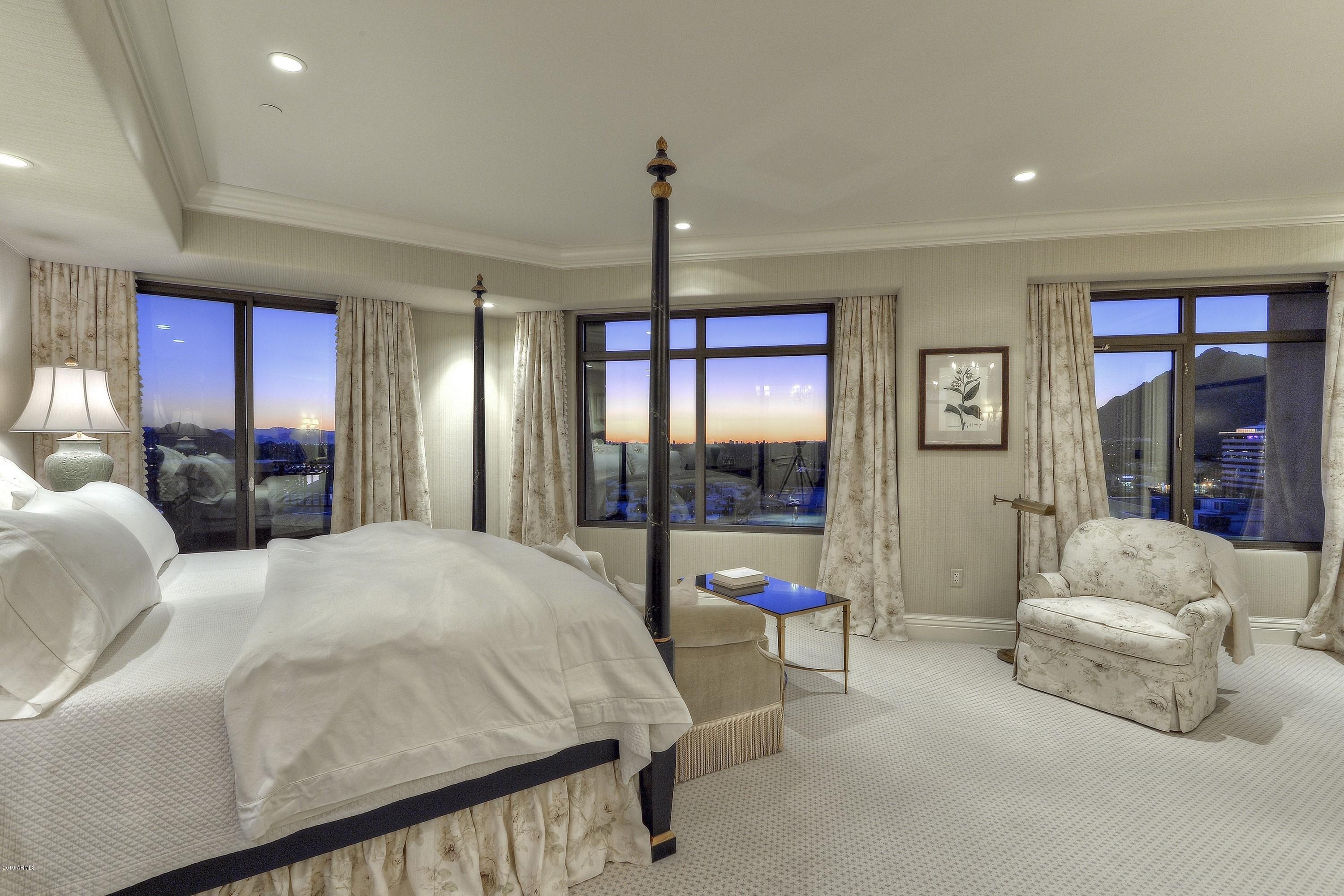 SCOTTSDALE WATERFRONT RESIDENCES - Residential