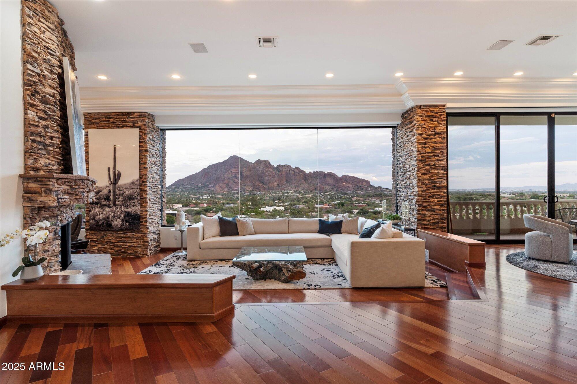 PARADISE HIGHLANDS - Residential