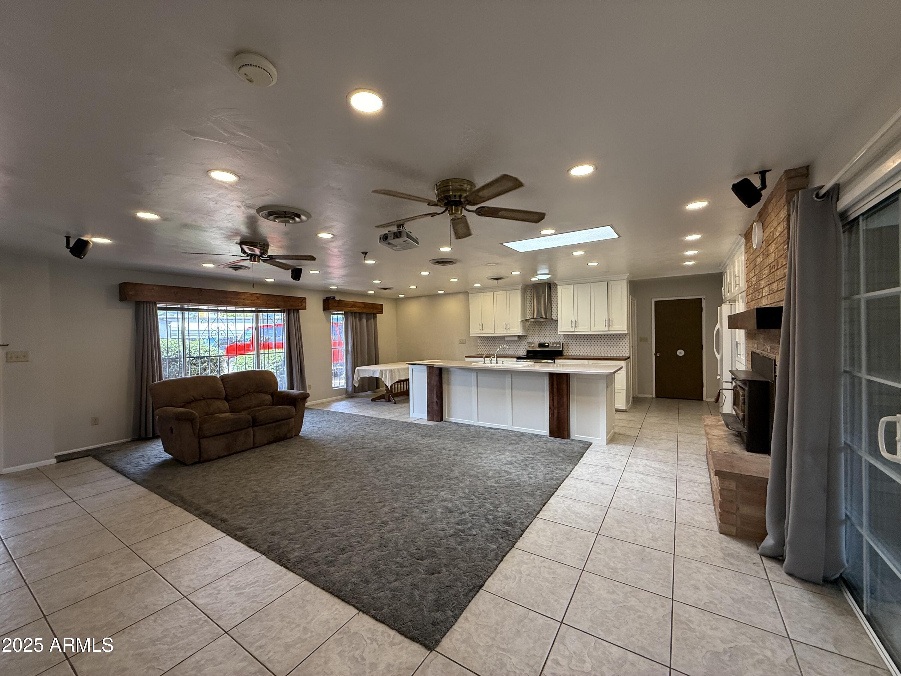 KINGS MANOR - Residential