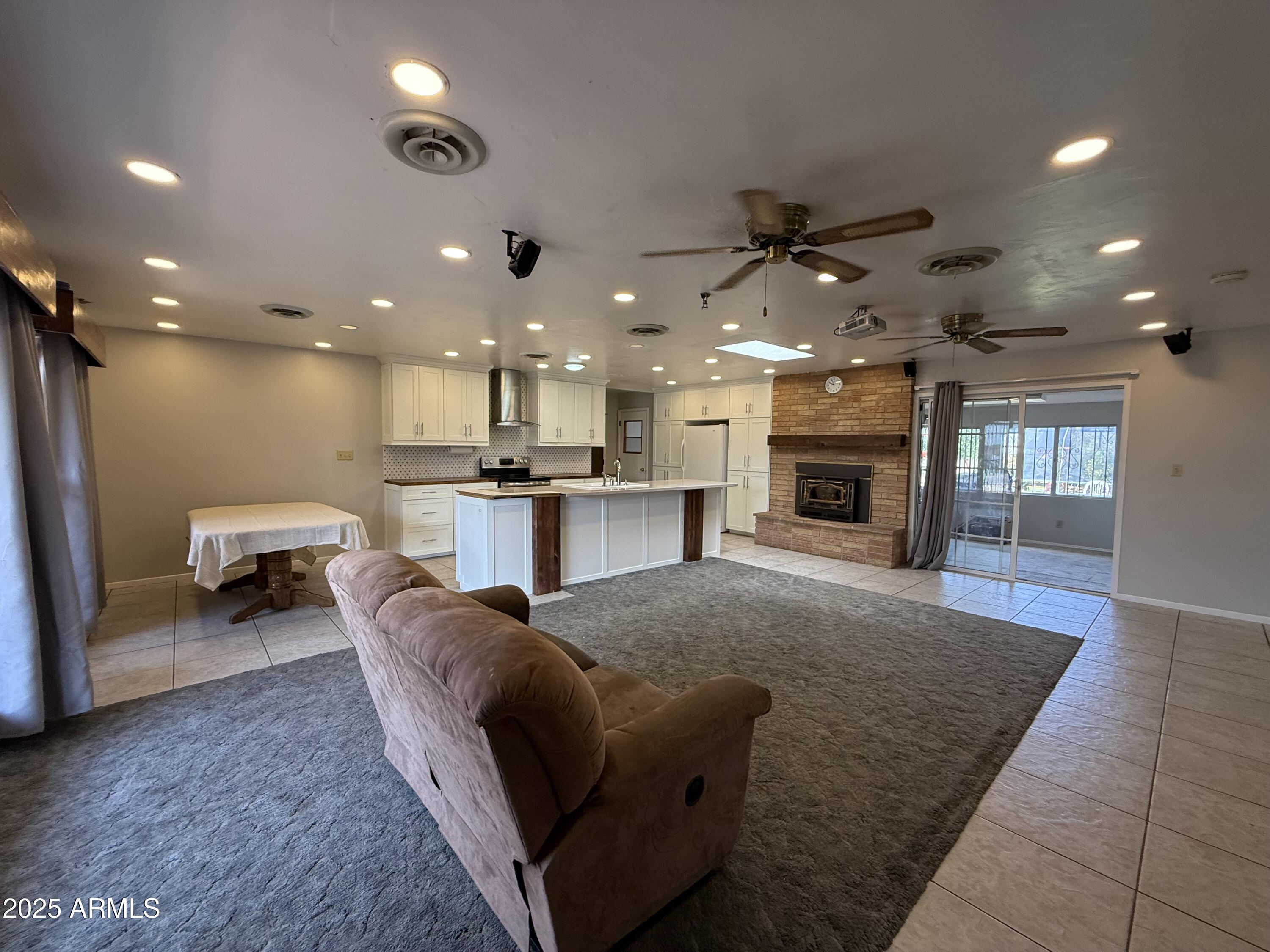 KINGS MANOR - Residential