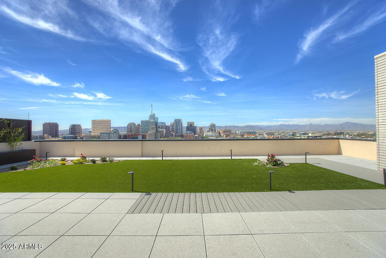 PORTLAND ON THE PARK CONDOMINIUMS 1ST AMD - Residential Lease