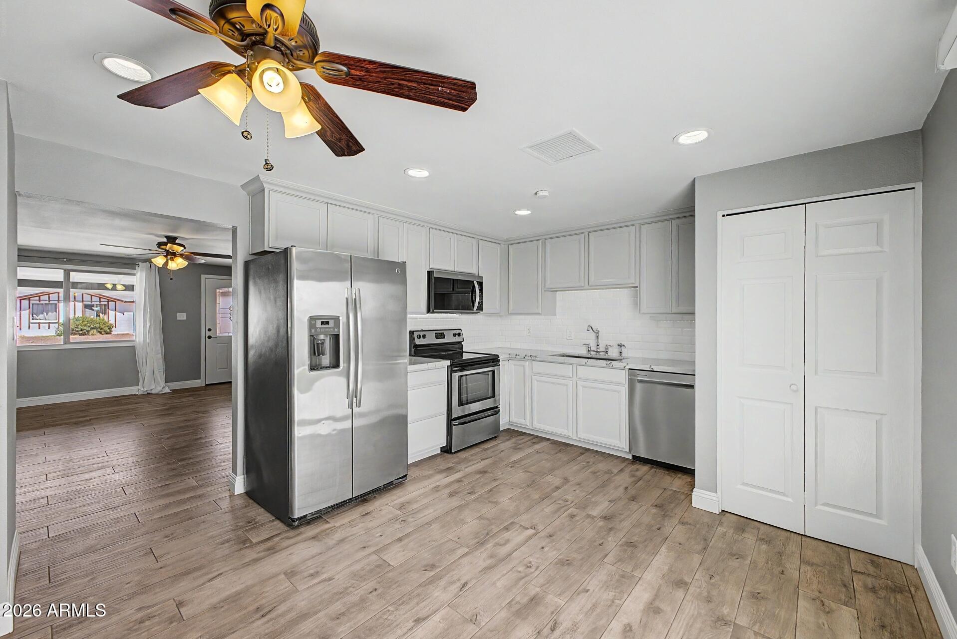 PARADISE VALLEY OASIS NO. 3 - Residential Lease