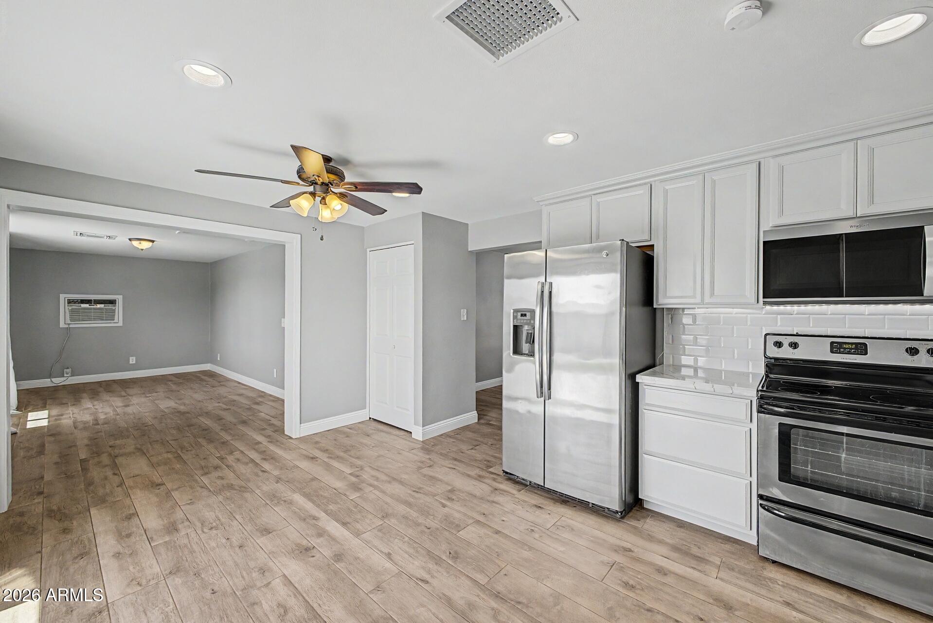 PARADISE VALLEY OASIS NO. 3 - Residential Lease