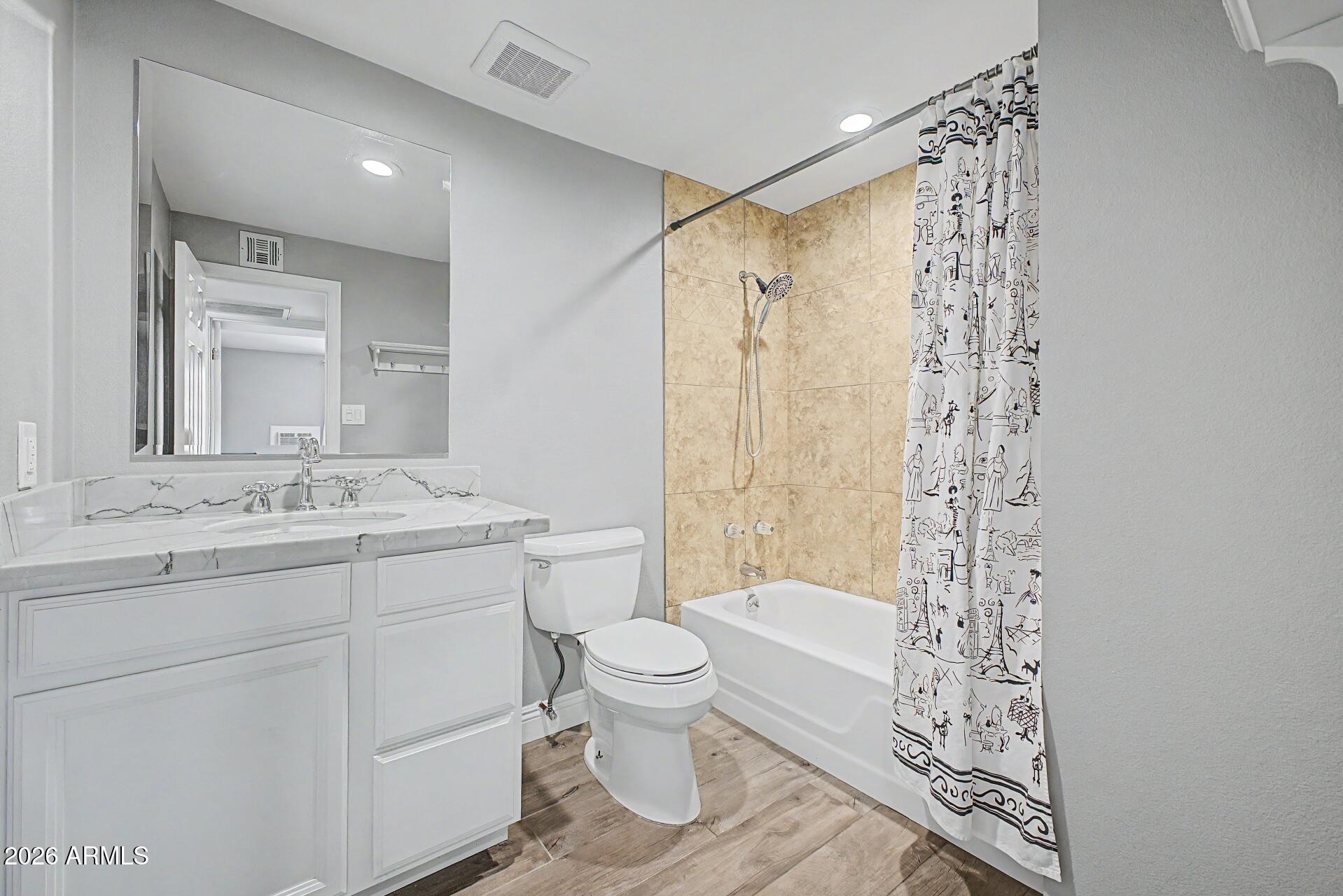 PARADISE VALLEY OASIS NO. 3 - Residential Lease