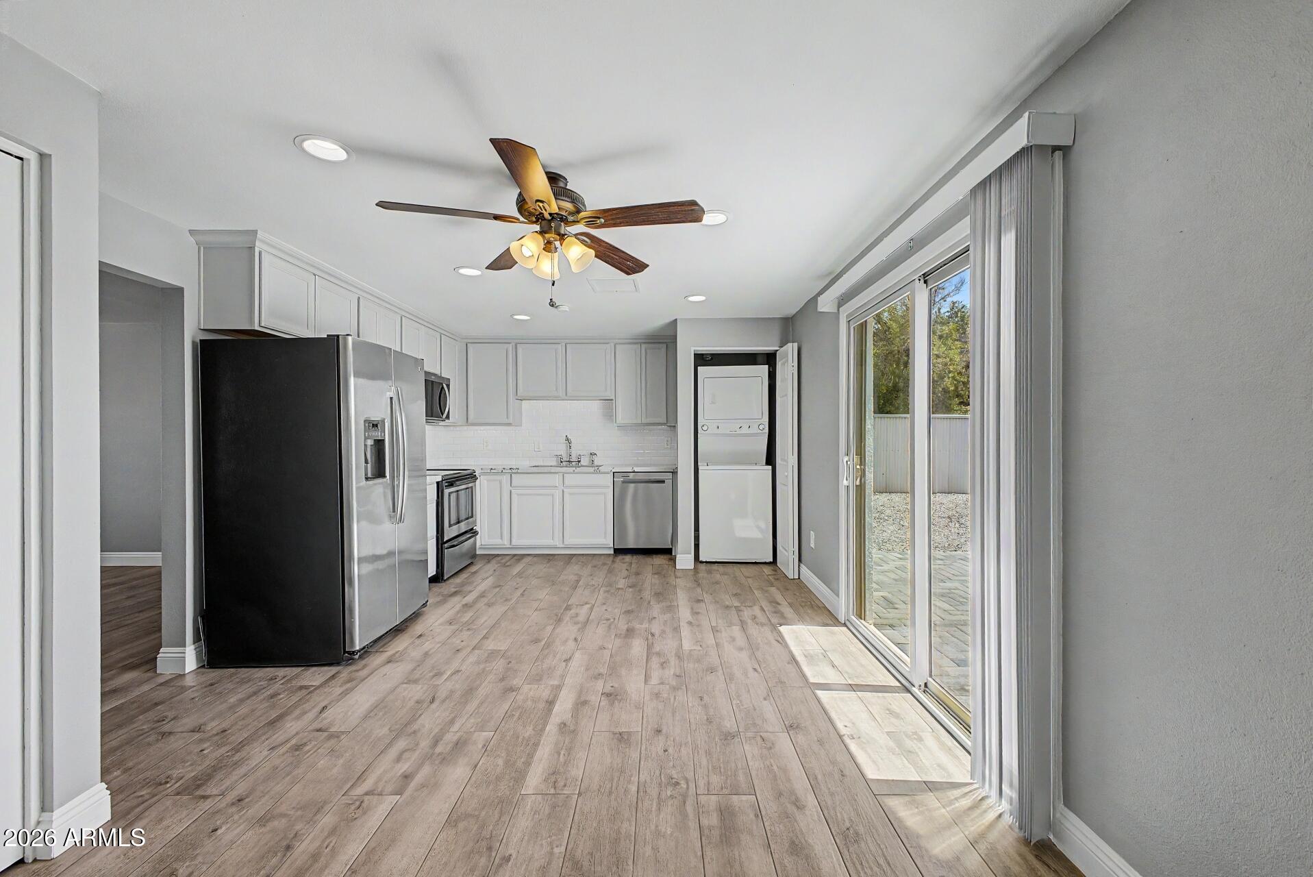 PARADISE VALLEY OASIS NO. 3 - Residential Lease