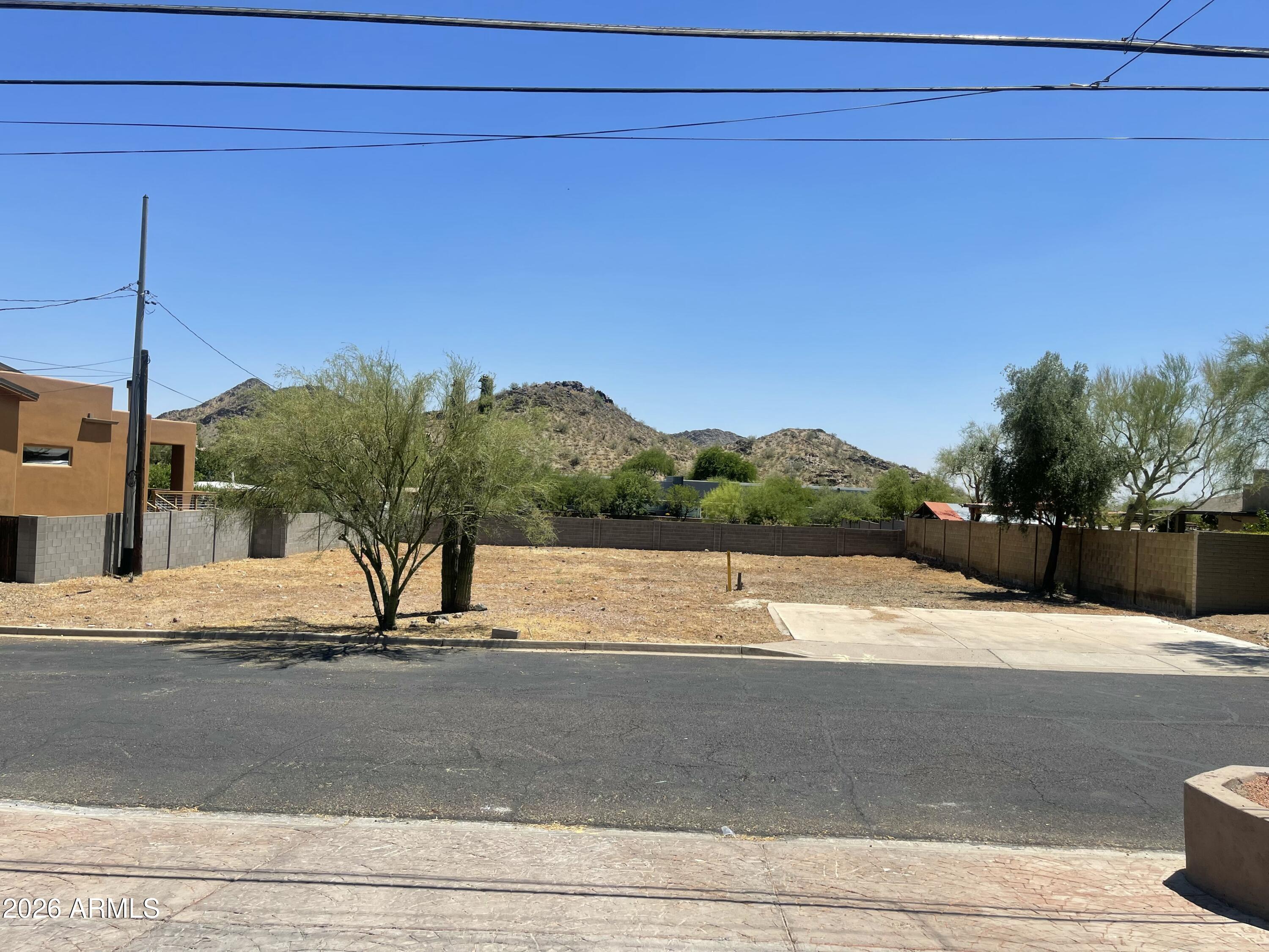 PRIME PHOENIX LOCATION in PARADISE VALLEY SCHOOL DISTRICTS, Nice mountain views. Build your dream home, million $ plus homes next door and across street. Near shopping, restaurants & entertainment venues, with quick & EZ access to the 51, I-17 & 101 freeways!