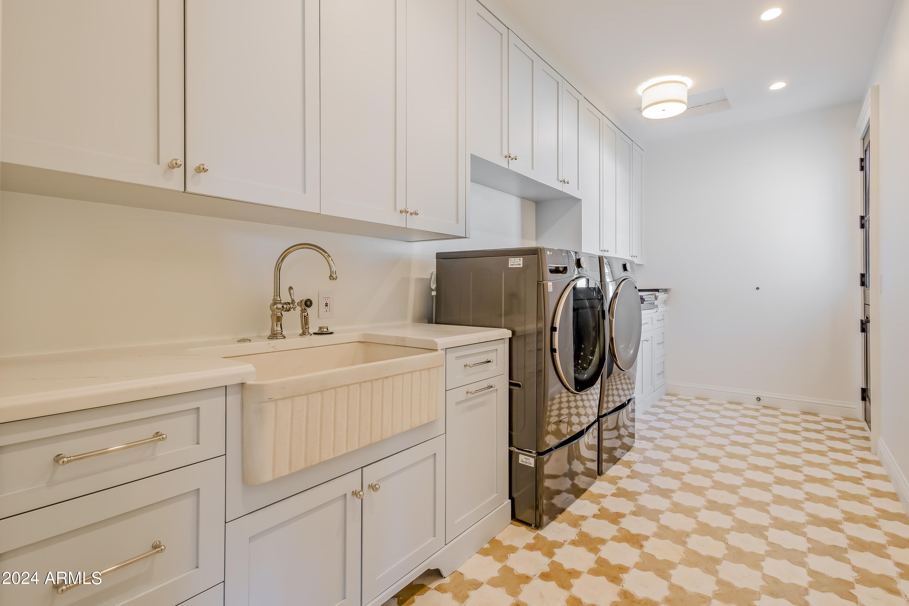 ROYAL TERRACE AMD - Residential