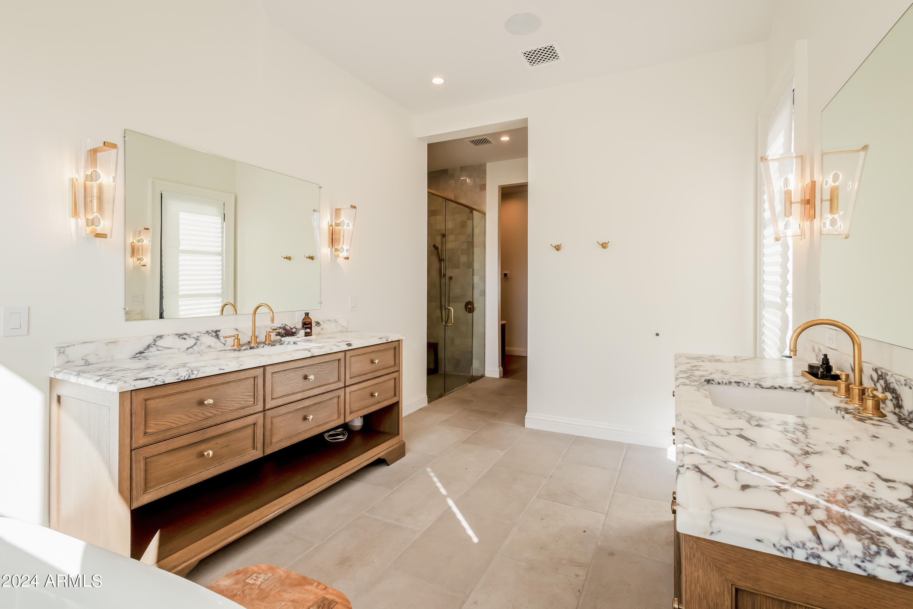 ROYAL TERRACE AMD - Residential