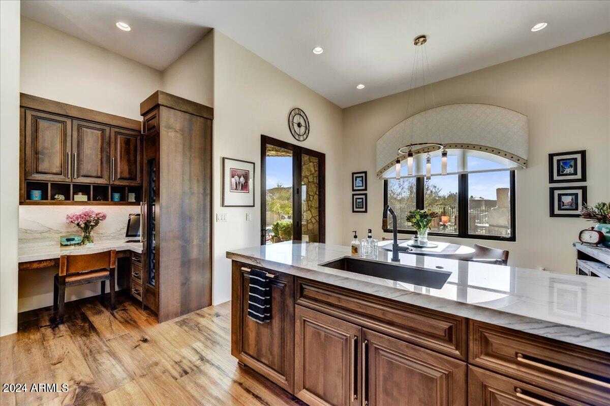 WHISPER ROCK - Residential