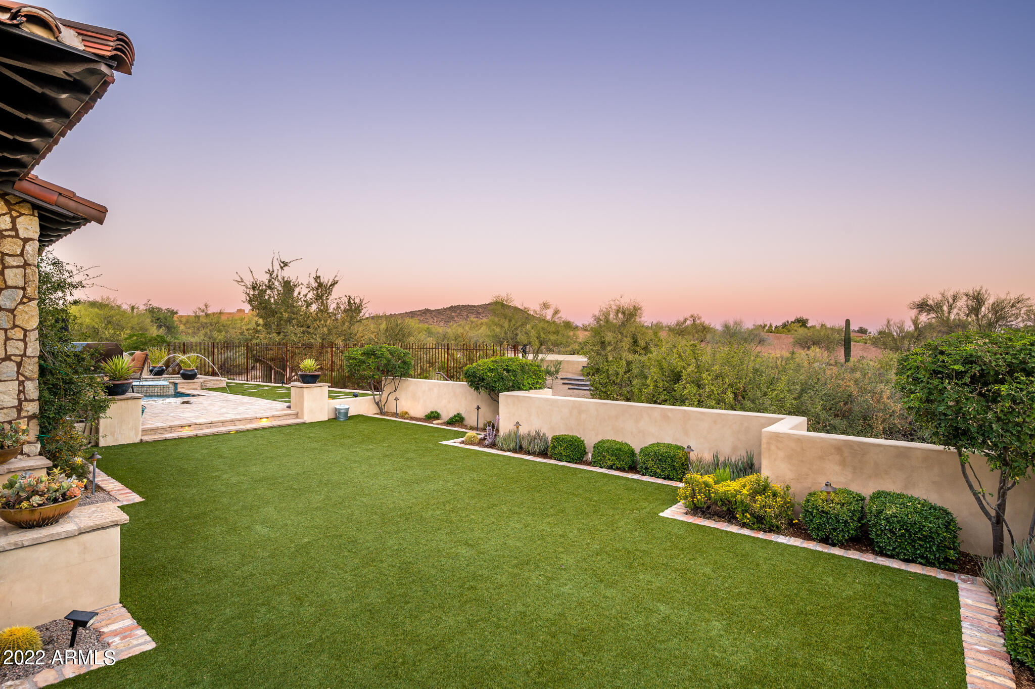 WHISPER ROCK - Residential