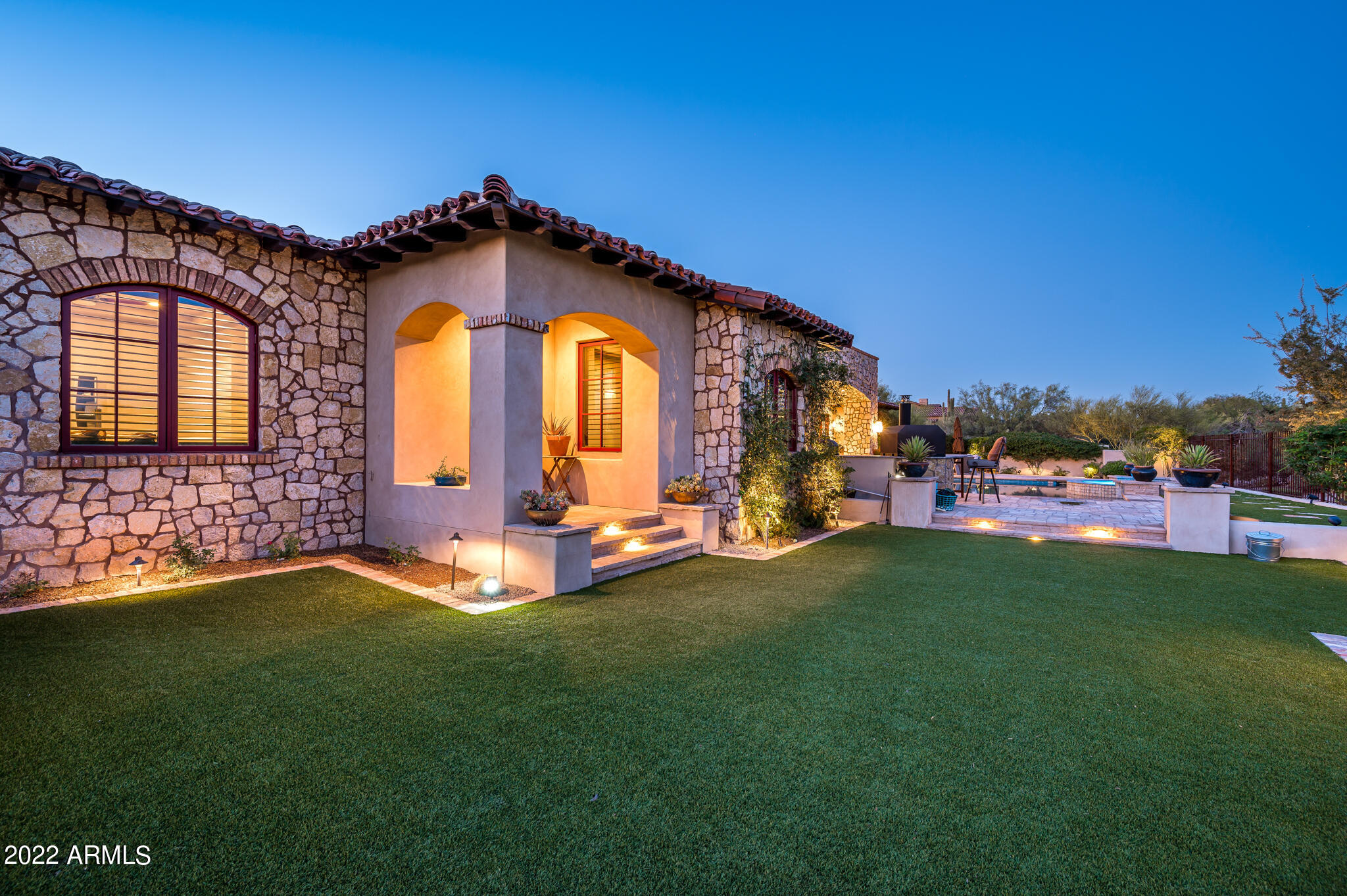 WHISPER ROCK - Residential
