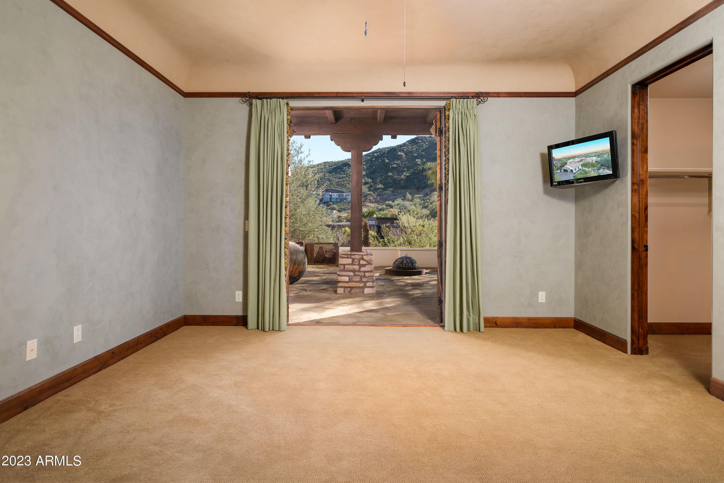 ROLLING HILLS - Residential