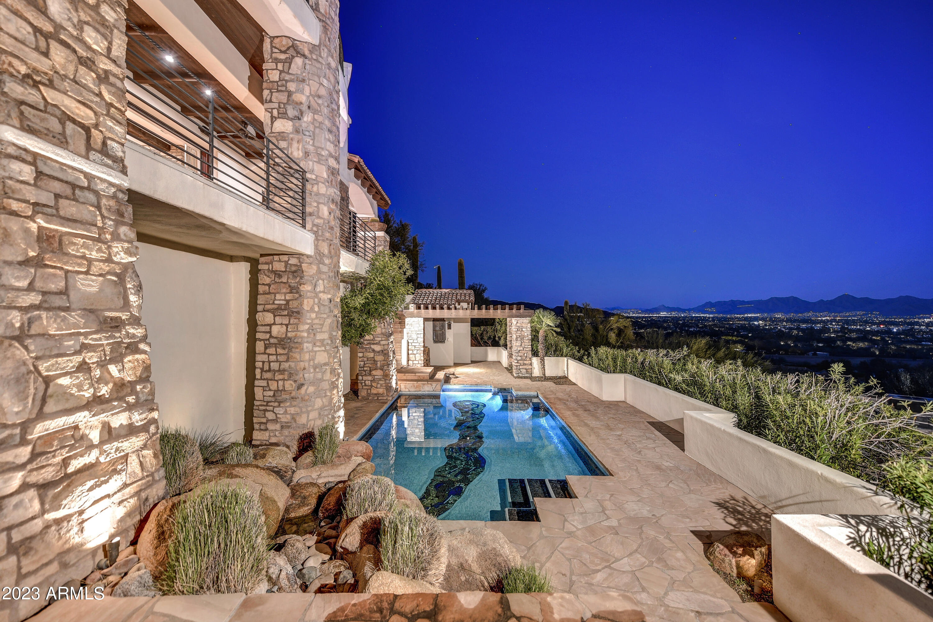 ROLLING HILLS - Residential