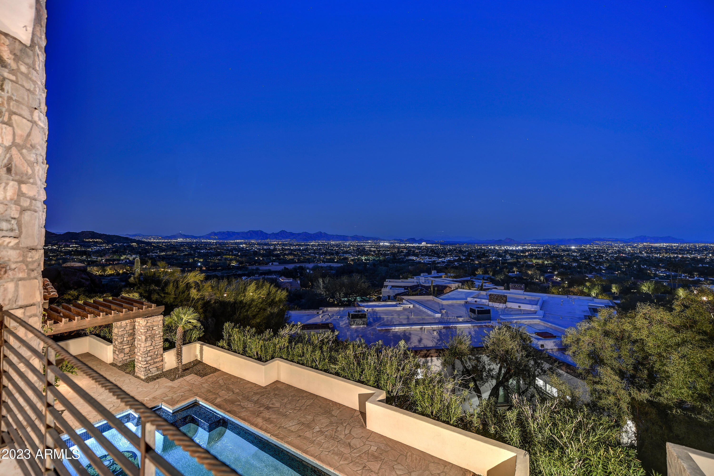 ROLLING HILLS - Residential