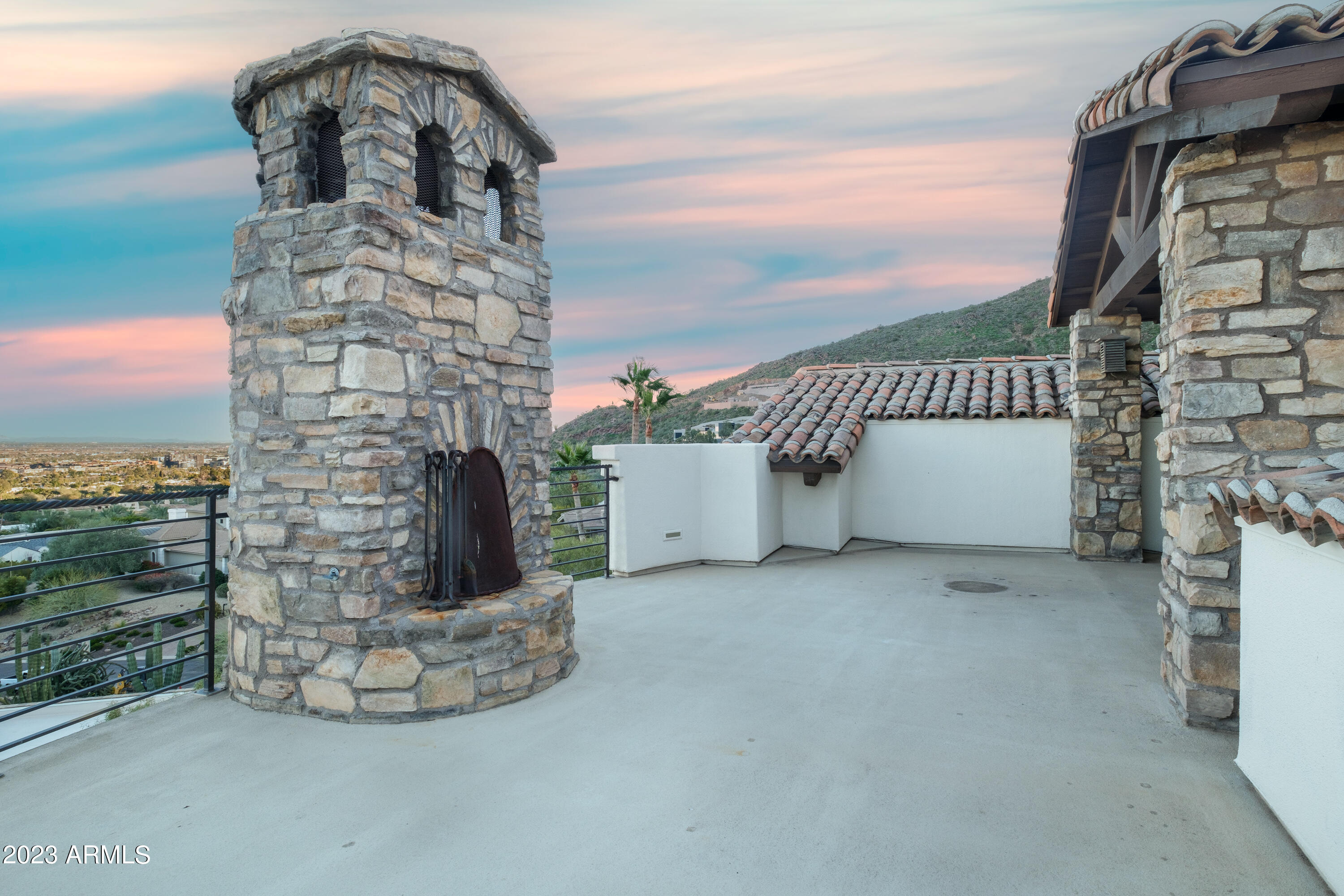 ROLLING HILLS - Residential