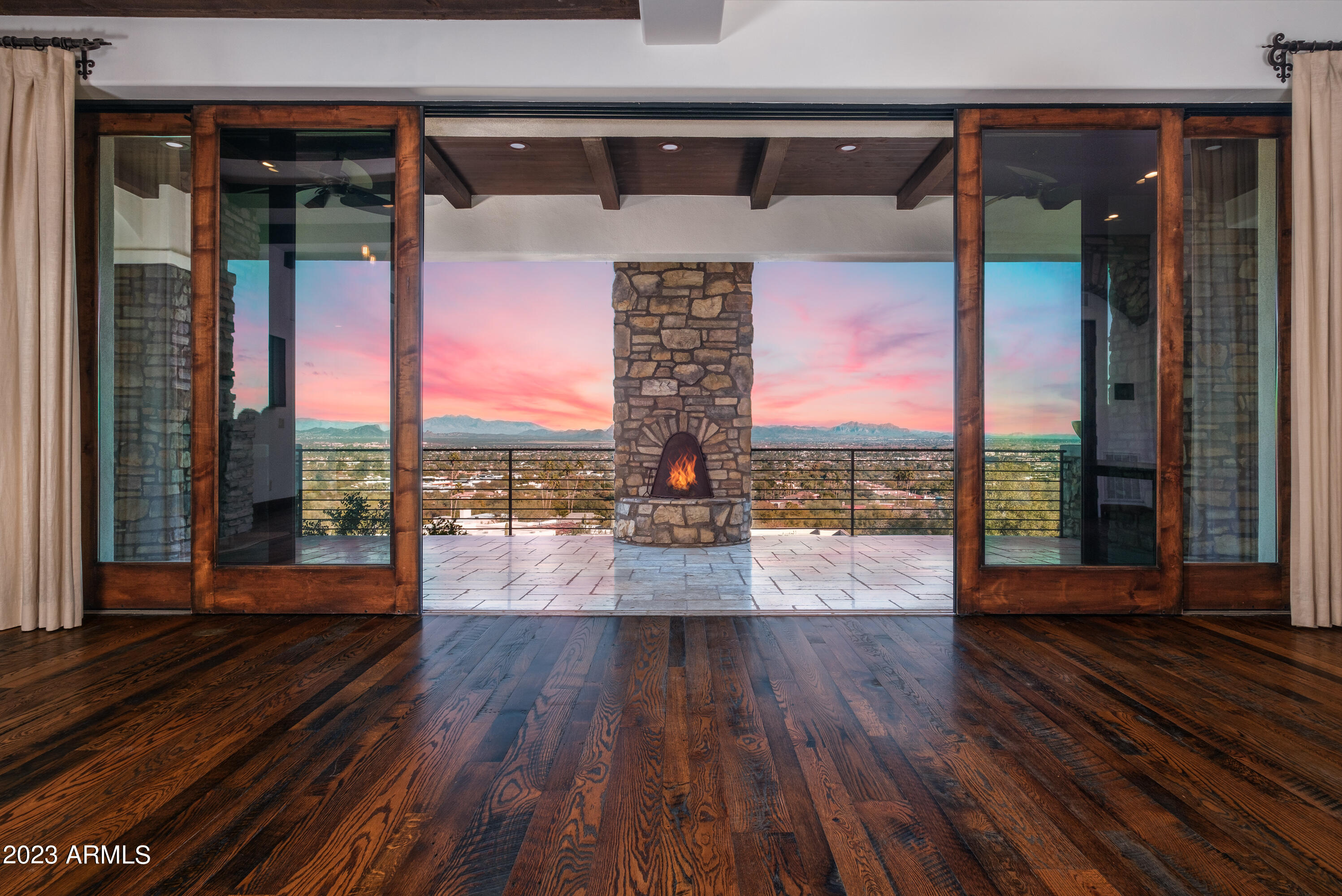 ROLLING HILLS - Residential