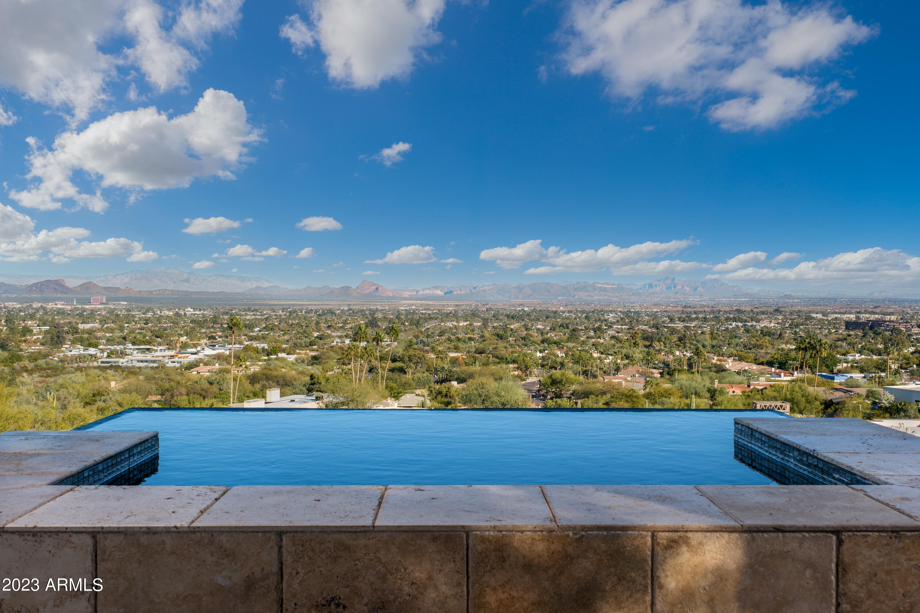 ROLLING HILLS - Residential