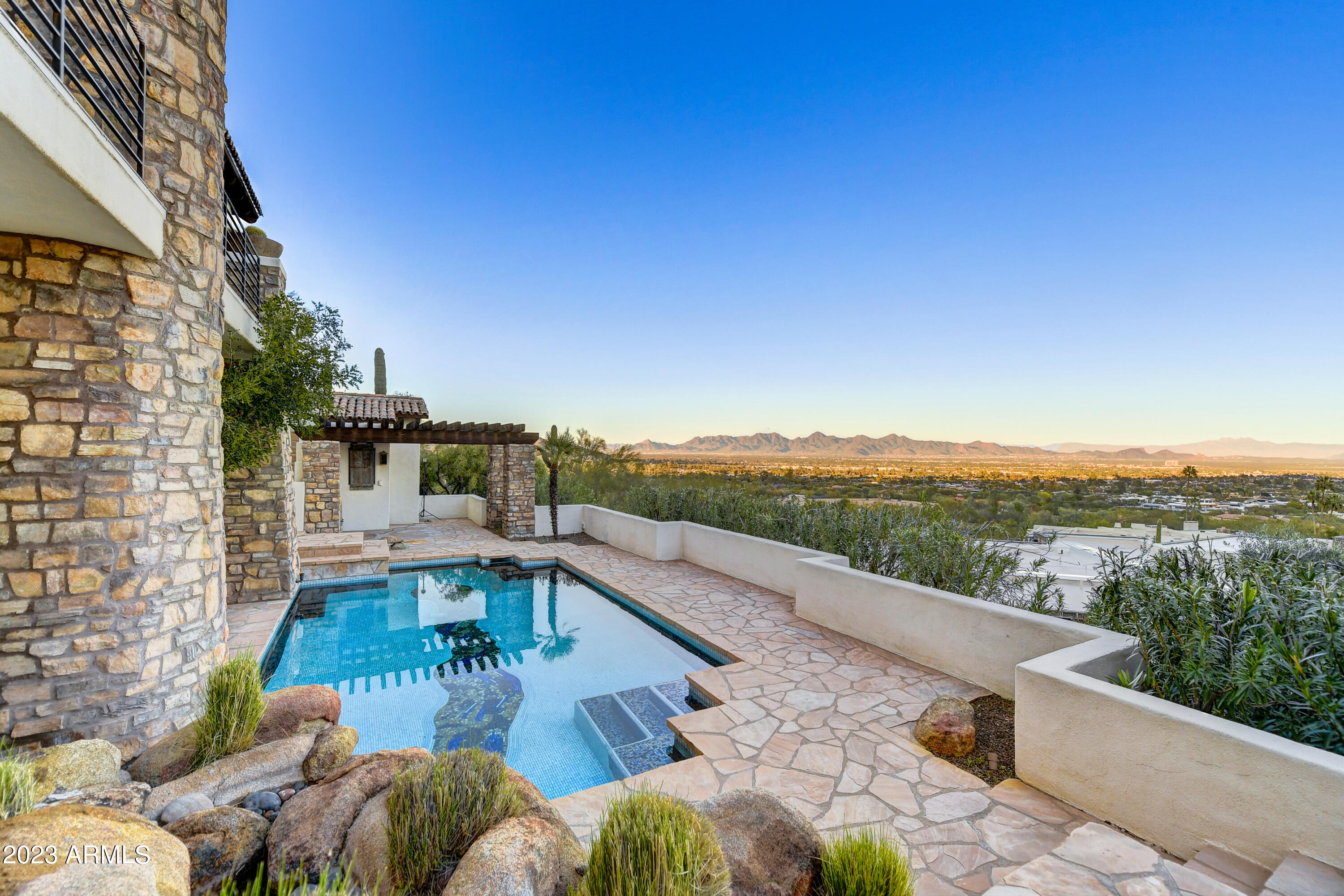 ROLLING HILLS - Residential