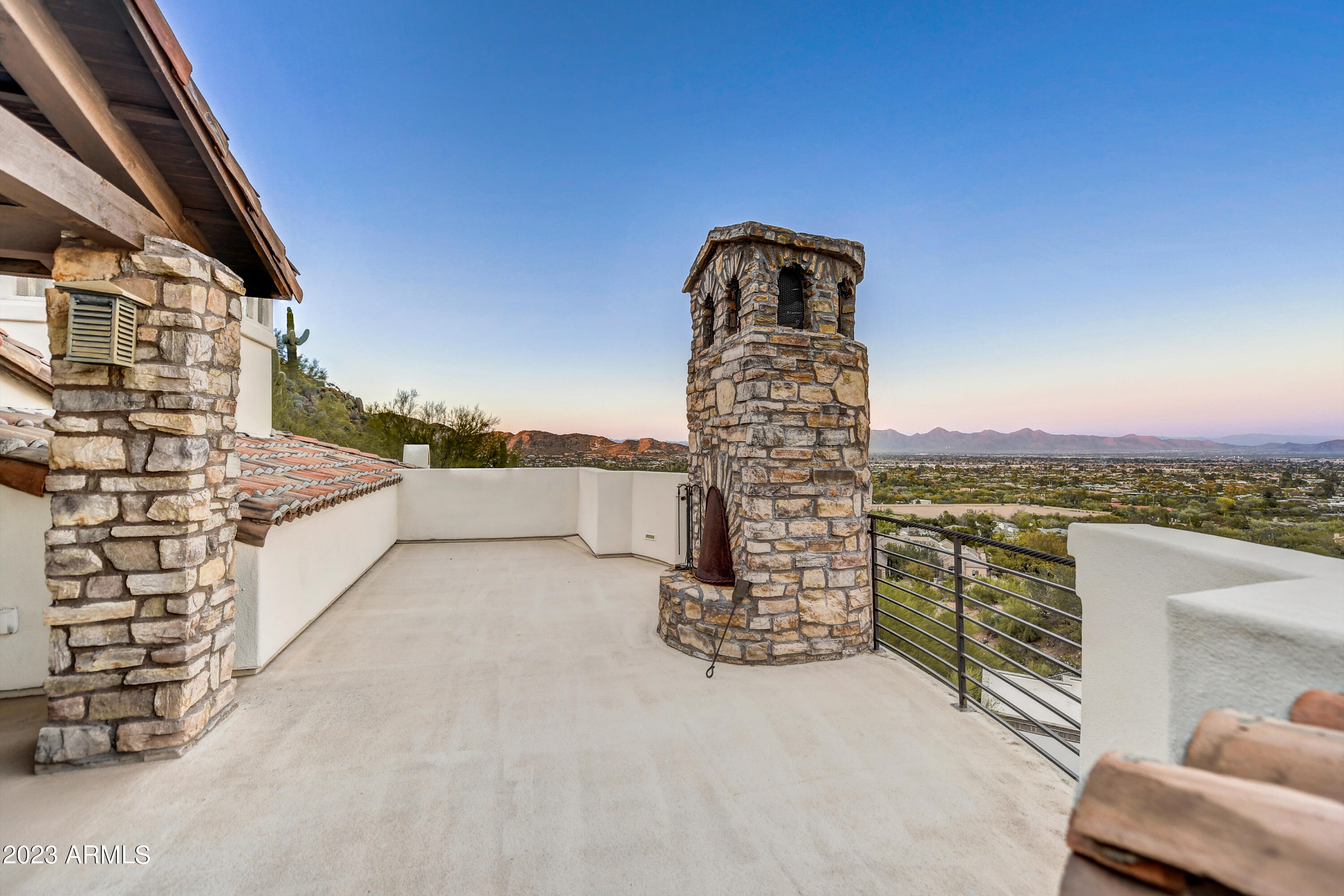 ROLLING HILLS - Residential