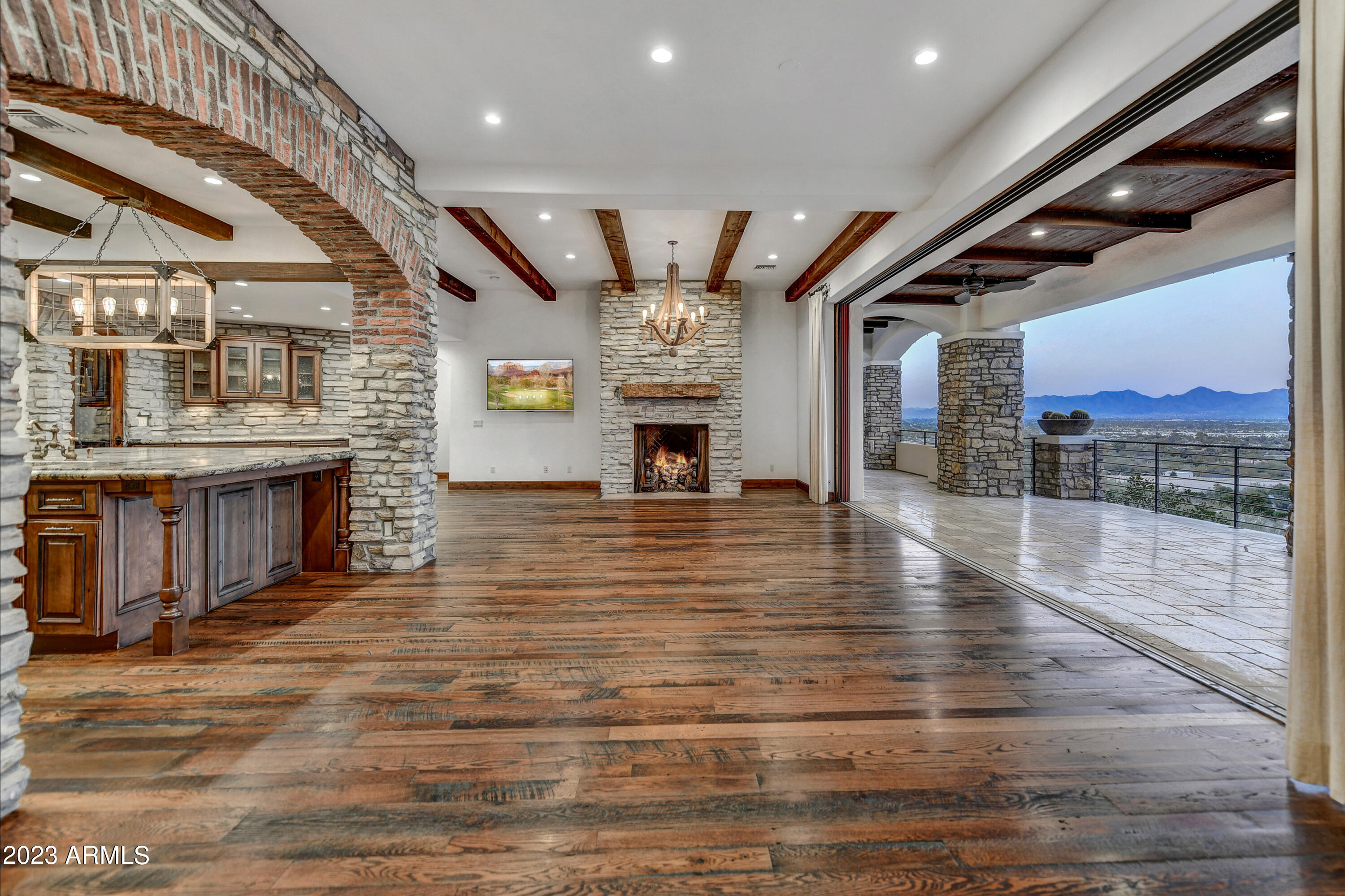 ROLLING HILLS - Residential