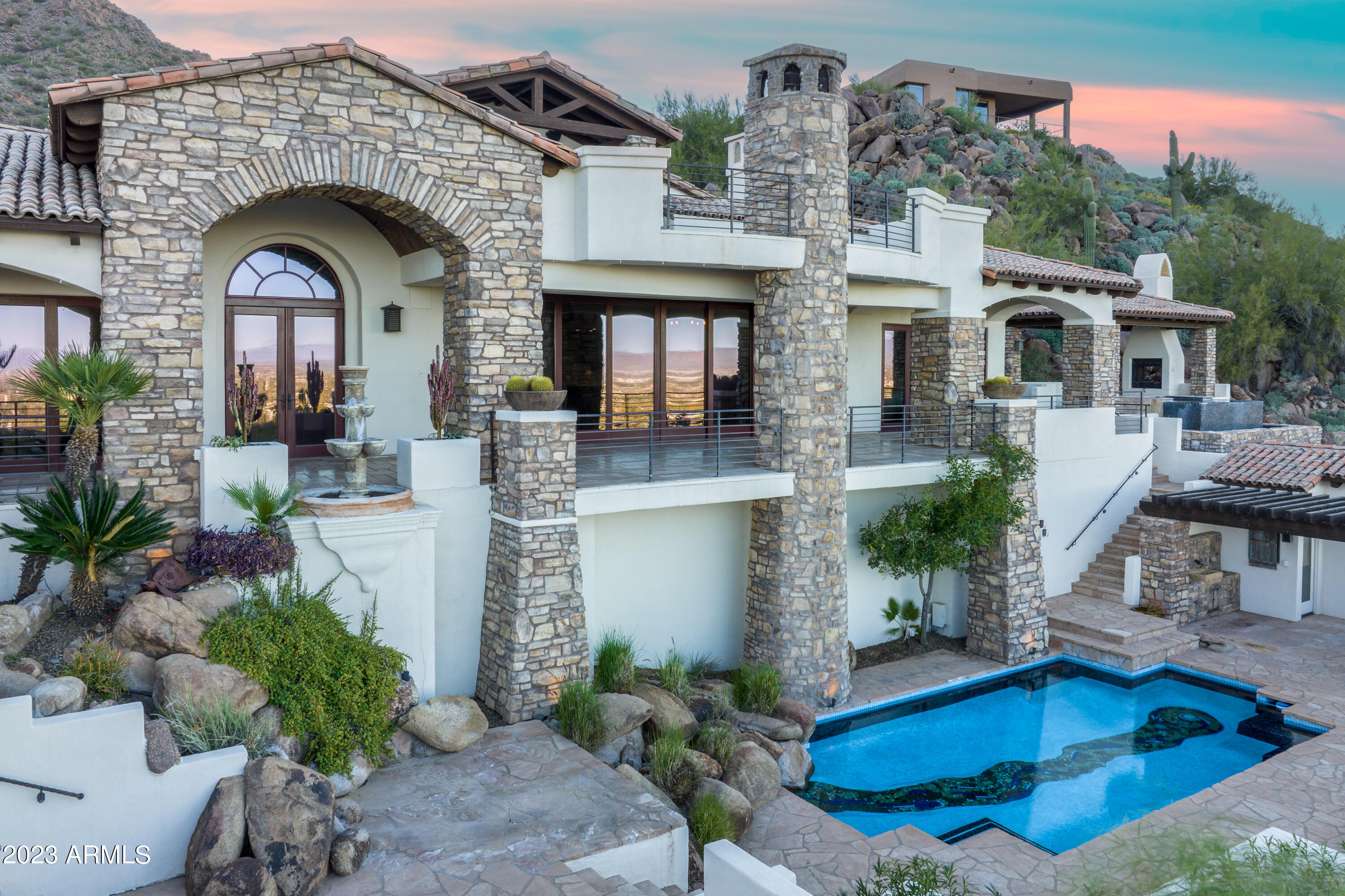 ROLLING HILLS - Residential