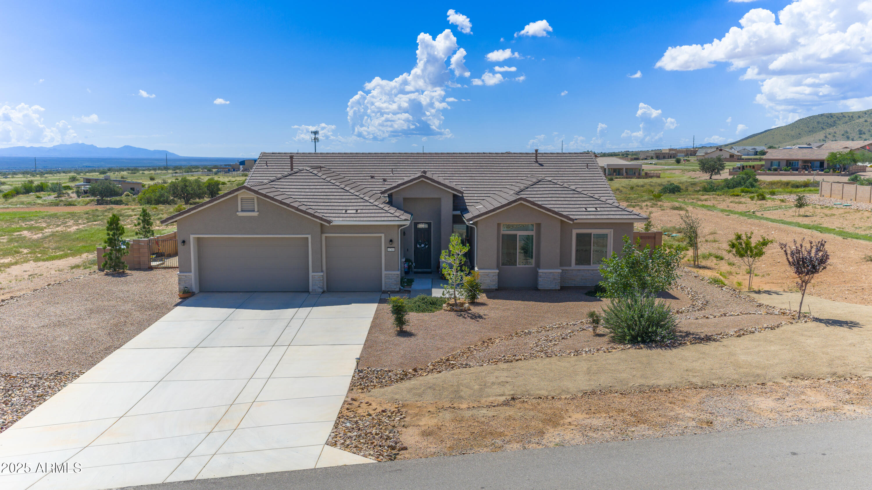 Beautiful single family home featured in the popular community of ''King's Ranch at Coronado '' located in Hereford, AZ. This gorgeous [newer built] home incorporates a subtle balance of contemporary finishes with a modern design. The home features 4 bedrooms, 2.5 bath(s), 2,612 sq ft open concept floor plan, nicely appointed kitchen w/ granite countertops, 42'' shaker panel cabinetry, ss appliances, and eat-in island. Also, this home offers 9ft+ ceilings, formal & informal living space(s), dual pane windows, modern plumbing/lighting fixtures, designated dining space, and a dedicated master retreat featuring a spacious sleeping quarters, step-in shower, dual sinks and a large walk-in closet. Lastly, the home features. a 3-car garage and a private [resort style] backyard.