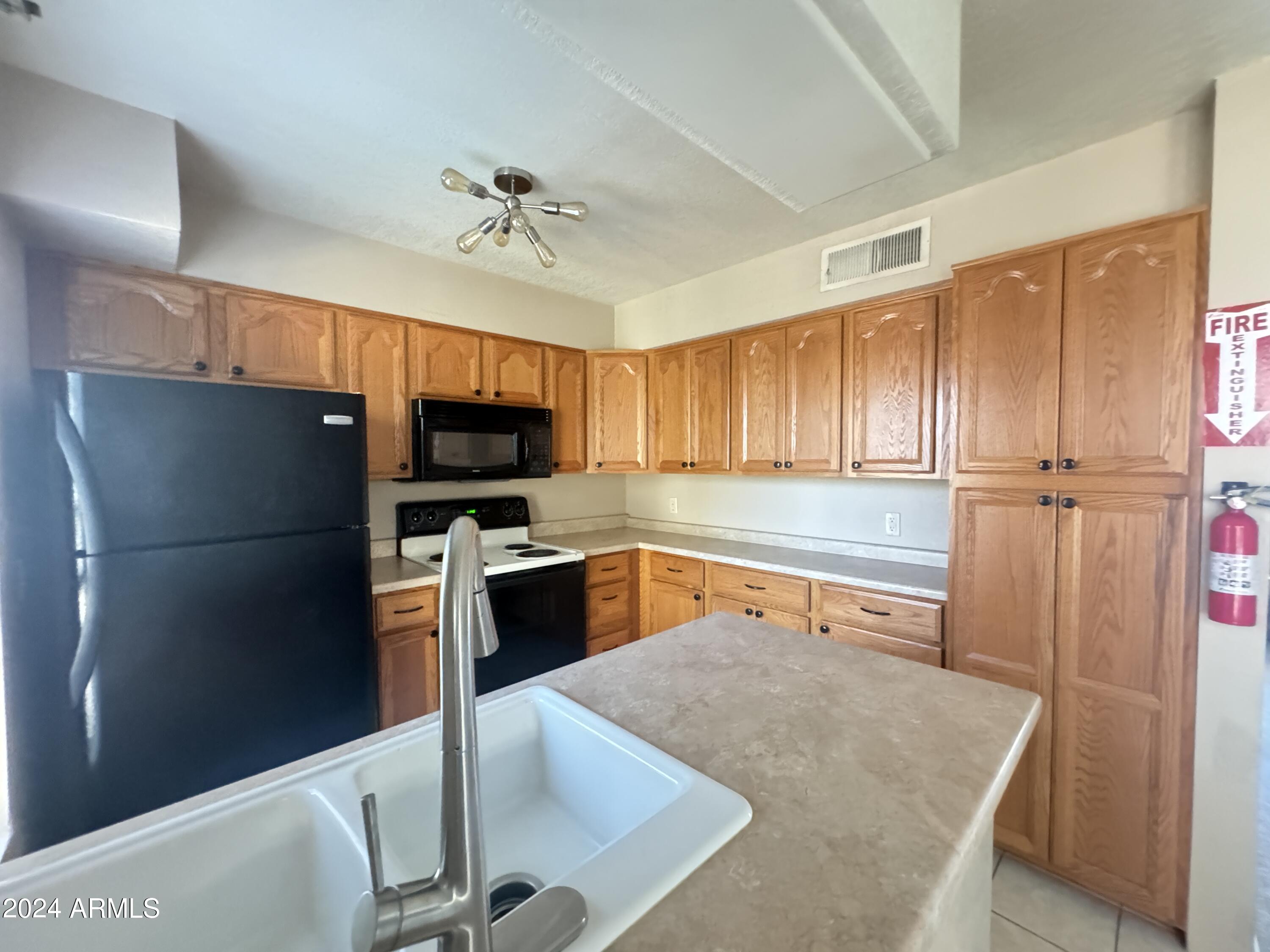 LA CASA DE FUENTE - Residential Lease