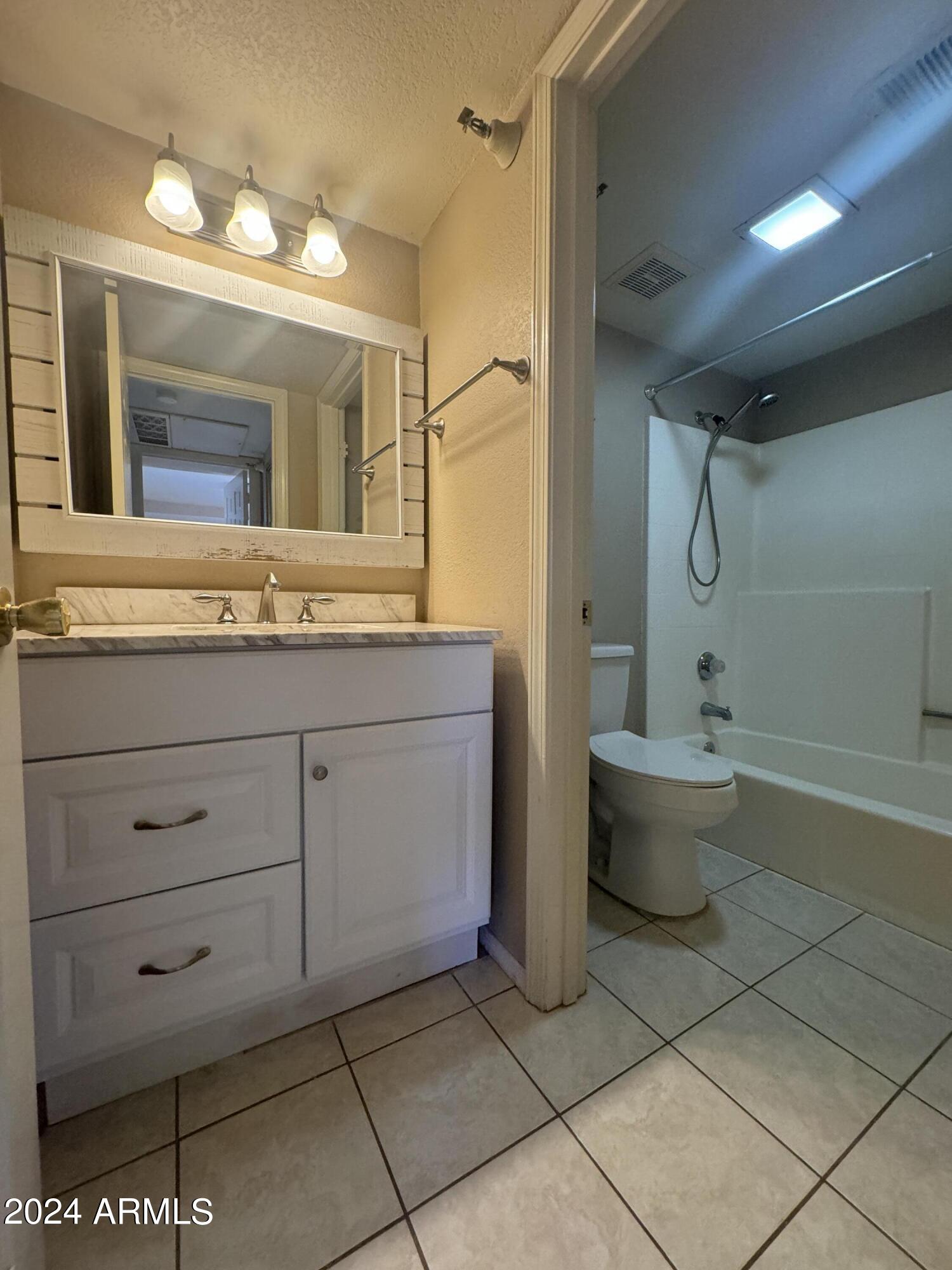 LA CASA DE FUENTE - Residential Lease