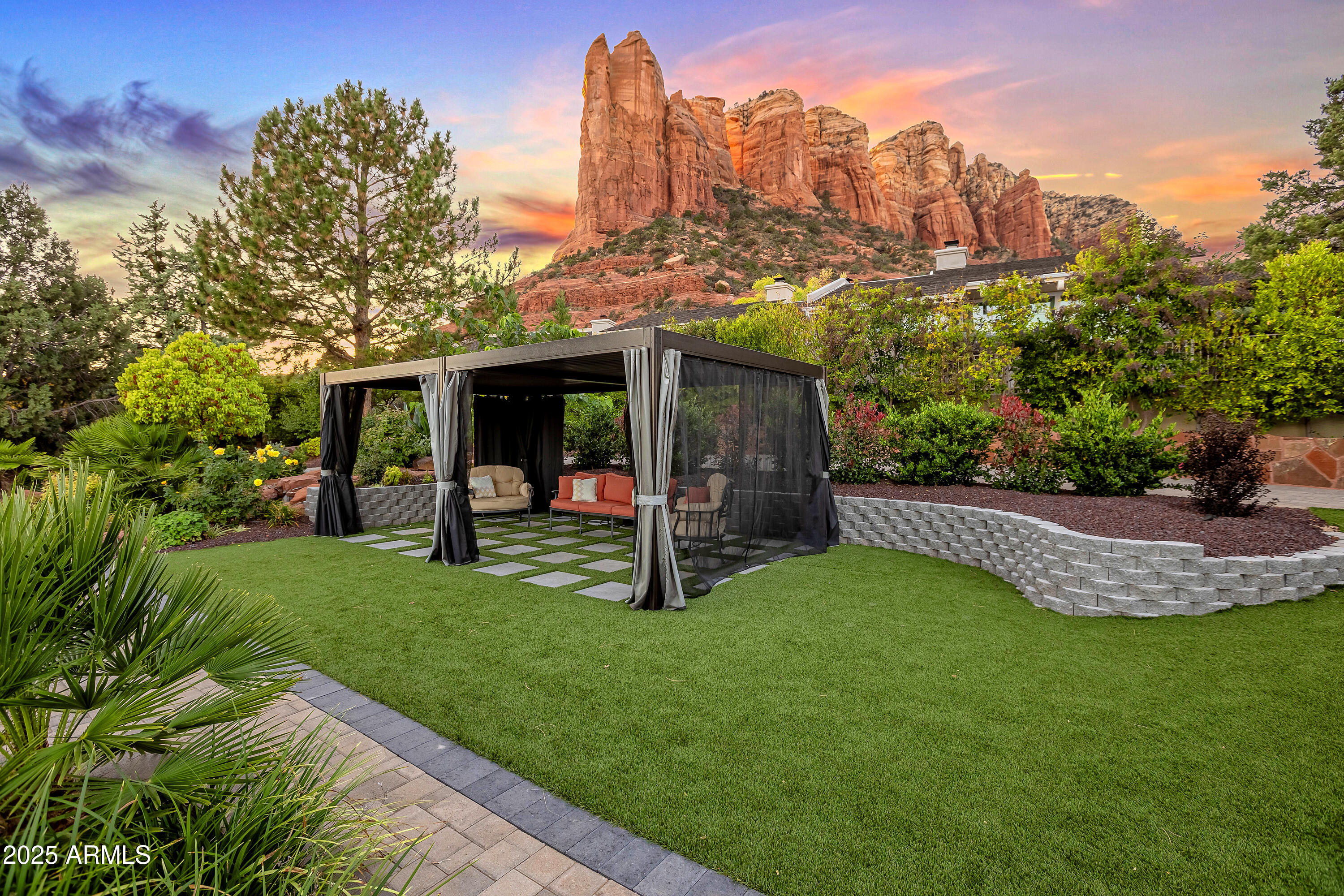 SHADOW ROCK - Residential