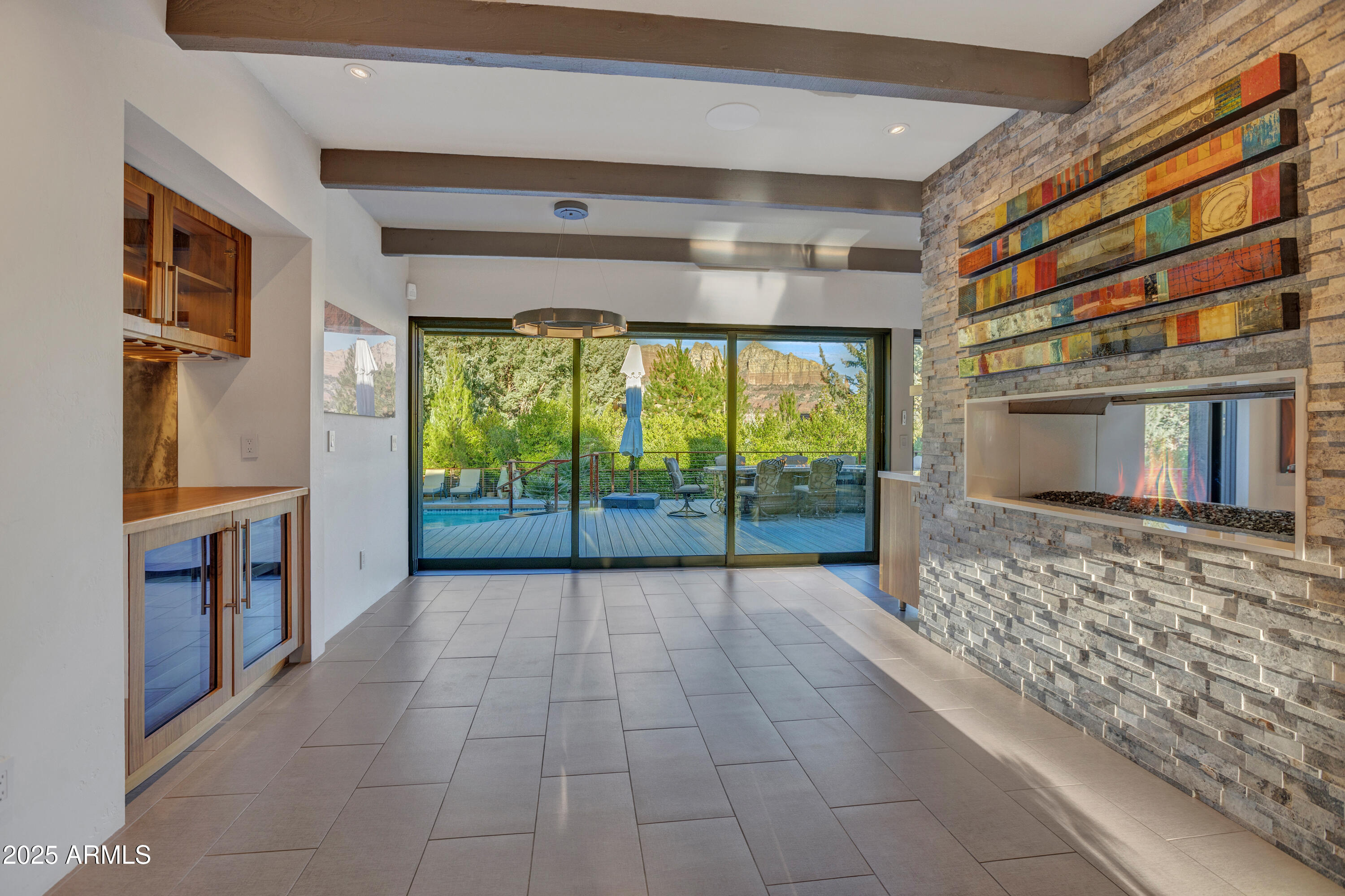SHADOW ROCK - Residential