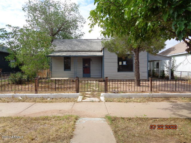 This property has so much potential. There is an open front room/dining area that opens into the kitchen and then to the laundry room. Ther are 2 large bedroom, each with their own baths. Wood floors thru out most of the house.