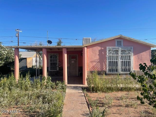 Looking for your next project? Take a look at this 3-bedroom 1 bathroom home. Don't miss out on this opportunity take a look now.
