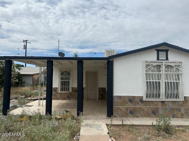 Looking for your next project? Take a look at this 3-bedroom 1 bathroom home. Don't miss out on this opportunity take a look now.