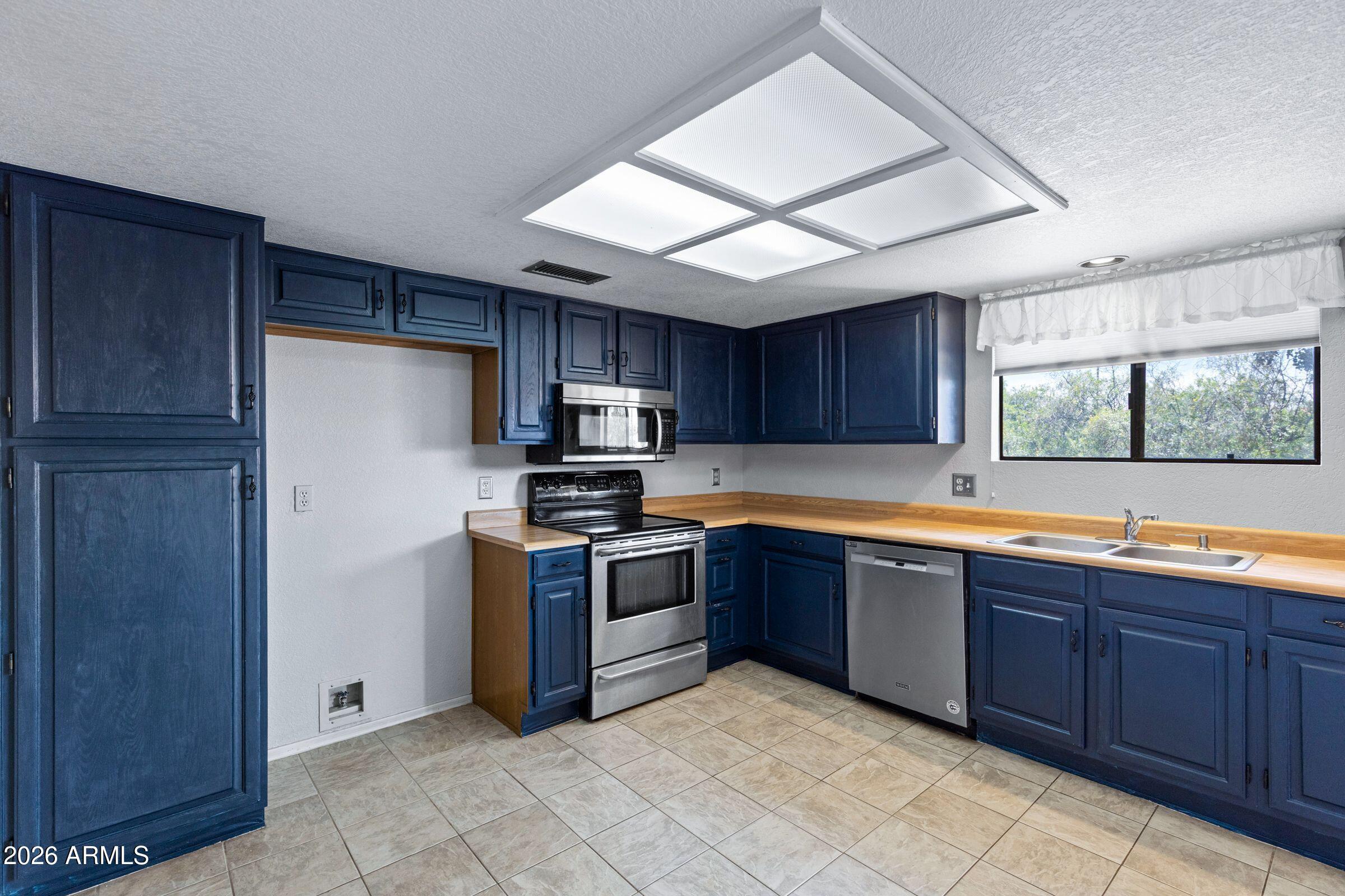 ISLANDS PATIO HOMES B AMD LOT 95-192 TR C-E - Residential