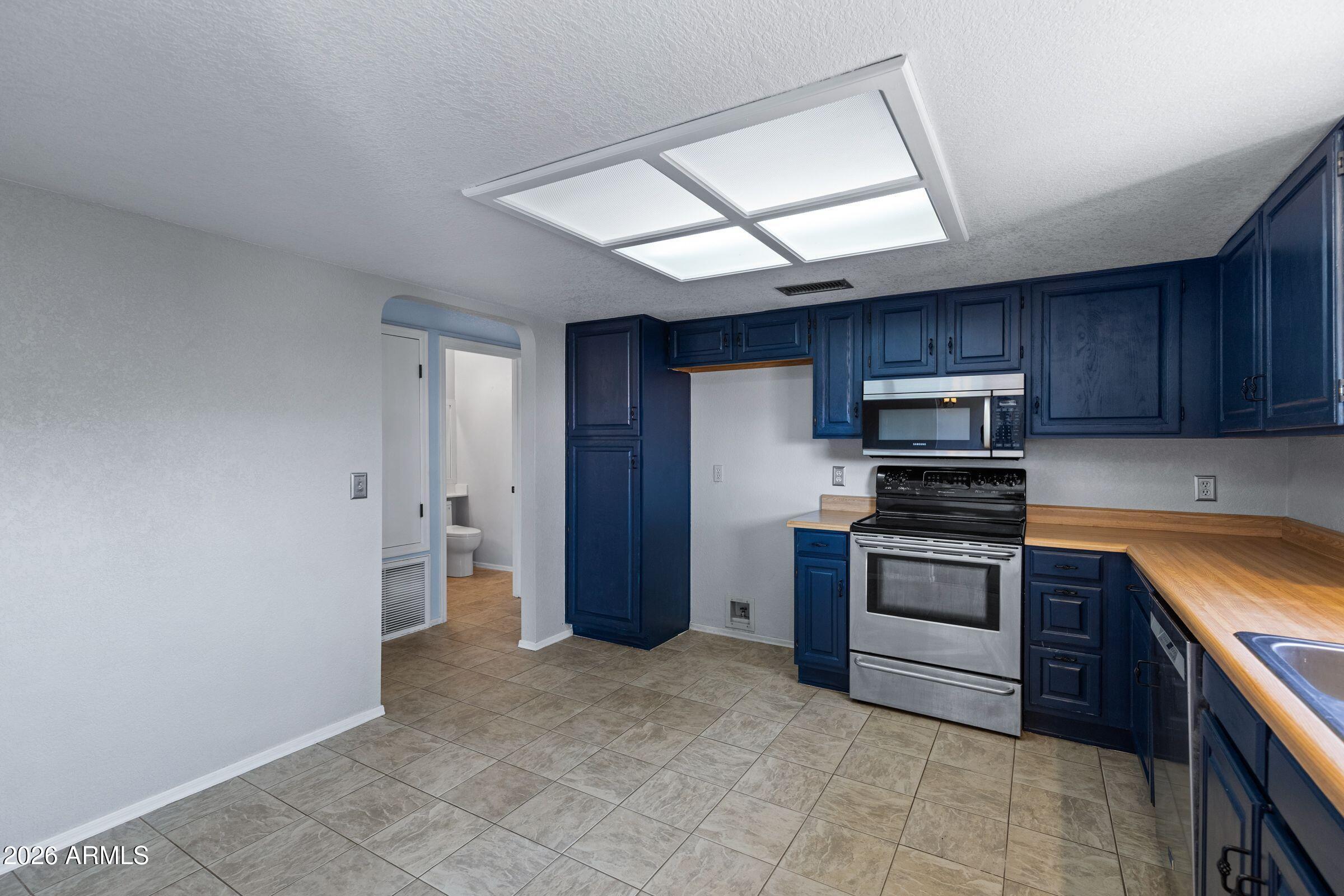 ISLANDS PATIO HOMES B AMD LOT 95-192 TR C-E - Residential