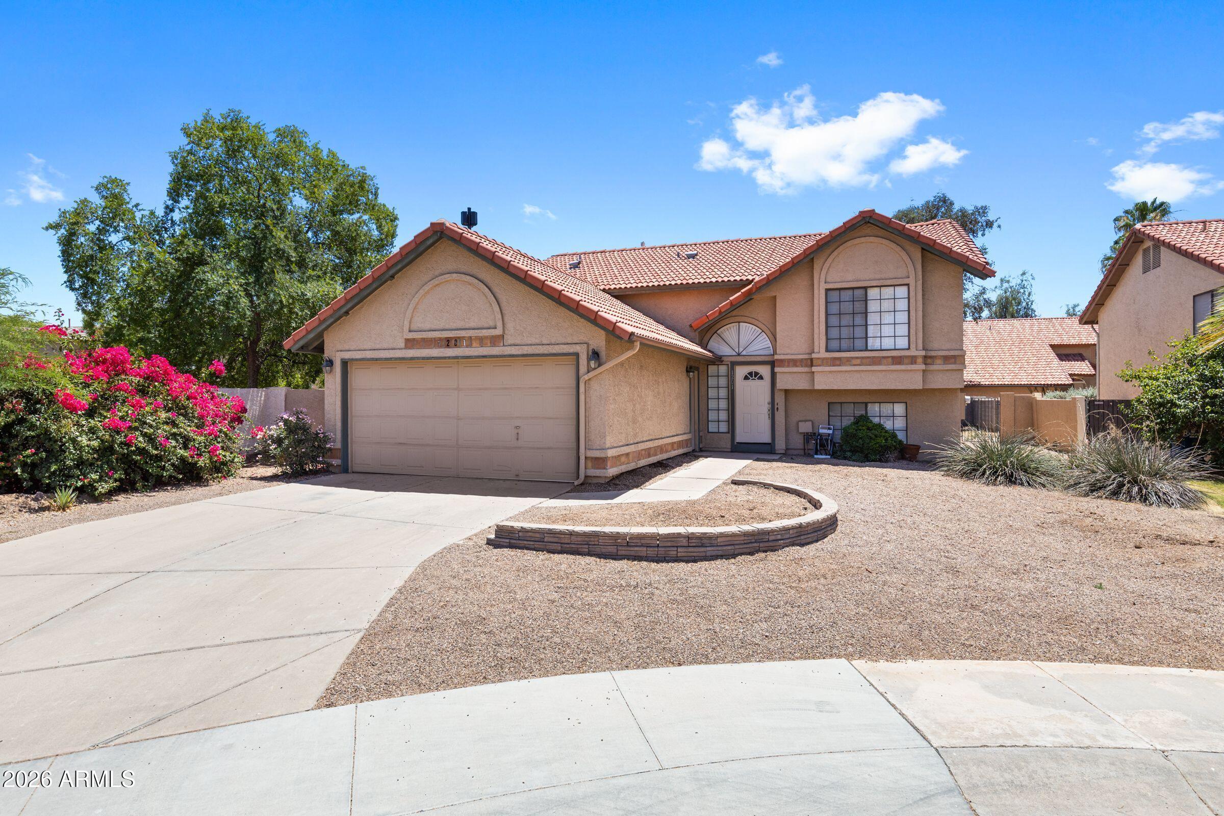 Beautiful, split level home on over-sized cul-de-sac lot. Vaulted ceilings, walk-in closets, ceiling fans, and a family room fireplace make this home move-in ready. This home has great curb appeal with low maintenance and a large covered patio in the back yard. Highly rated Gilbert Public Schools, convenient shopping, & nearby freeway access complete this desirable Islands Community home.