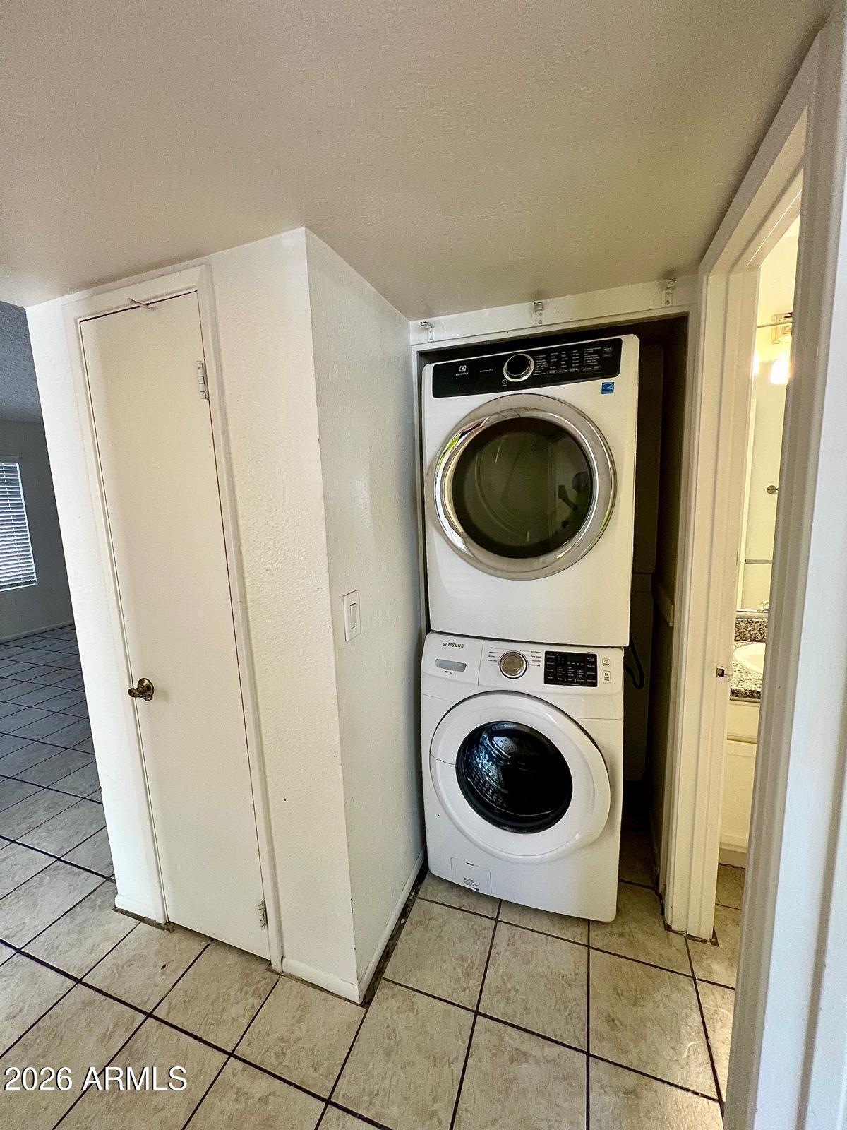 ROSE GARDEN PLACE UNIT 3 - Residential Lease